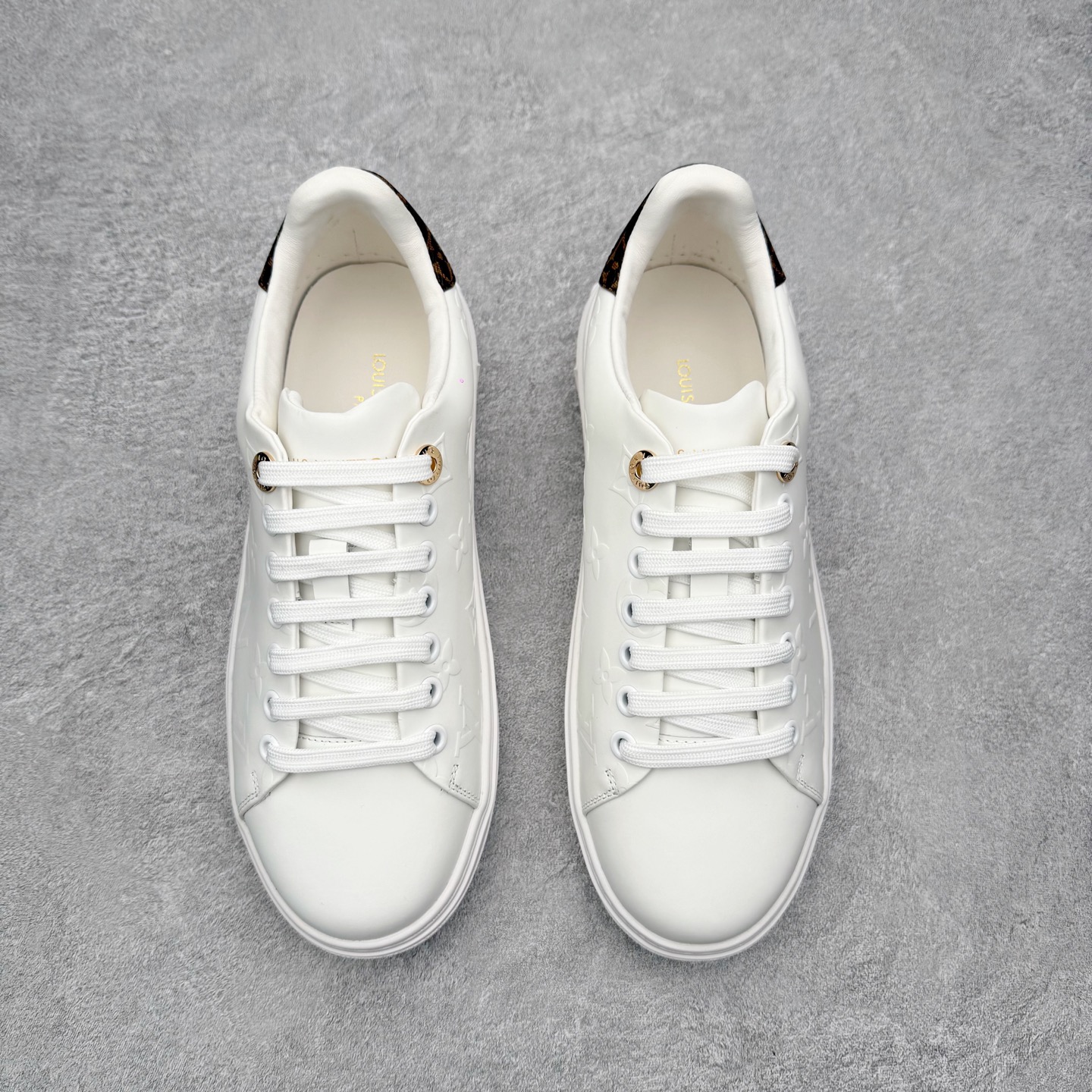 图片[2]-Louis Vuitton 路易威登 lv Time Out 低帮时尚运动板鞋 为舒软小牛皮革压印金属质感 Monogram 图案 再令 Louis 和vuitton 装饰点缀鞋带 与卢勒克斯金属线共同 释放莹泽光芒 搭配后部 Monogram帆布饰边和加厚胎面橡胶外底 鞋面胎牛皮和进口PVC制裁而成 高密度进口电脑车线工艺、经典LOGO跟PVC完美结合 原版大底开模 内里采用进口羊皮 超软皮内里+鞋垫 最新LV/路易威登 杨幂 关晓彤 官方等多明星网红同款 快手抖音等多平台热推 尺码：35 36 37 38 39 40 41 42 43 44-选品中心