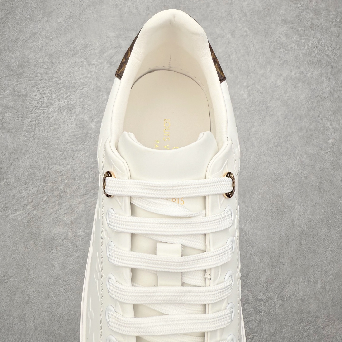 图片[5]-Louis Vuitton 路易威登 lv Time Out 低帮时尚运动板鞋 为舒软小牛皮革压印金属质感 Monogram 图案 再令 Louis 和vuitton 装饰点缀鞋带 与卢勒克斯金属线共同 释放莹泽光芒 搭配后部 Monogram帆布饰边和加厚胎面橡胶外底 鞋面胎牛皮和进口PVC制裁而成 高密度进口电脑车线工艺、经典LOGO跟PVC完美结合 原版大底开模 内里采用进口羊皮 超软皮内里+鞋垫 最新LV/路易威登 杨幂 关晓彤 官方等多明星网红同款 快手抖音等多平台热推 尺码：35 36 37 38 39 40 41 42 43 44-选品中心