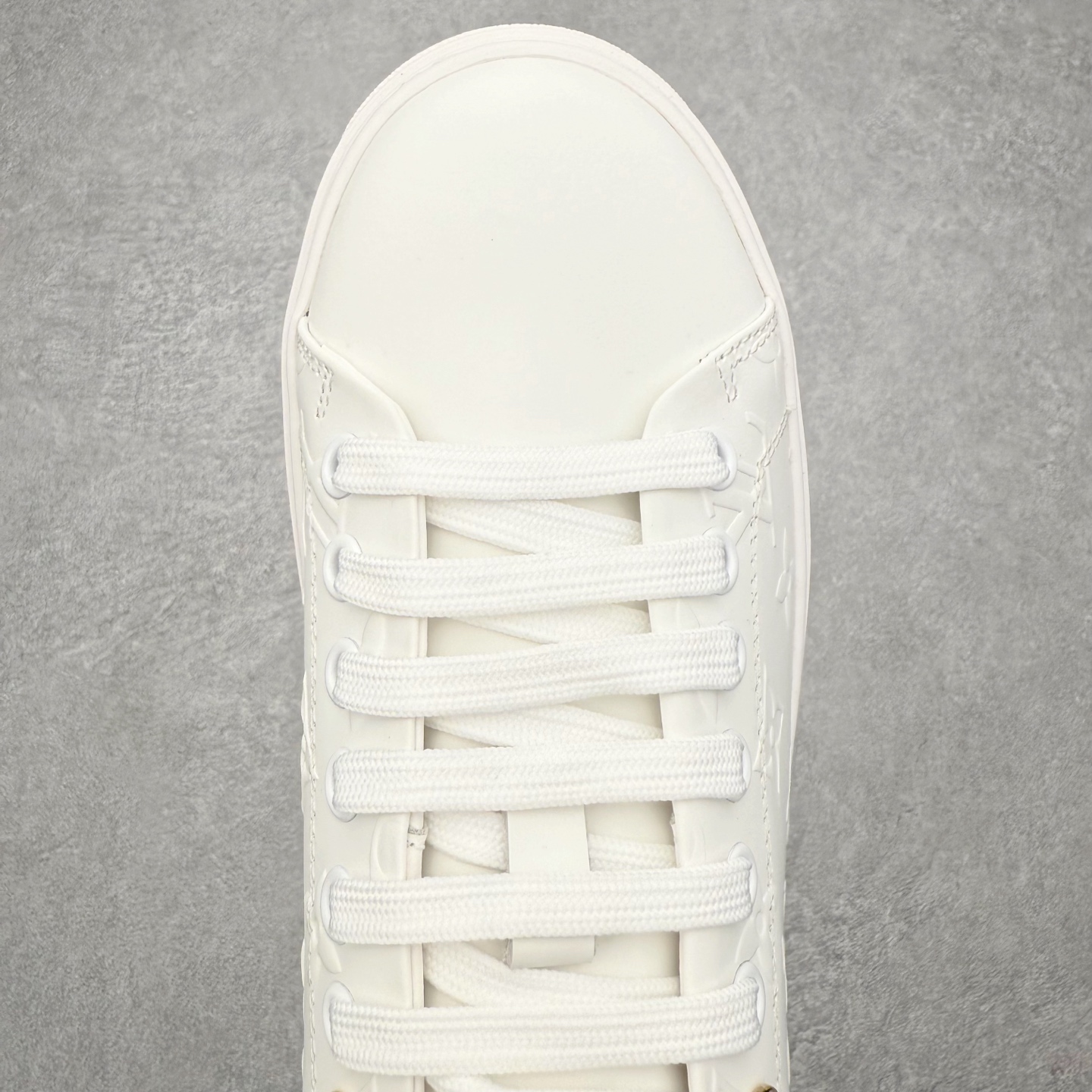 图片[4]-Louis Vuitton 路易威登 lv Time Out 低帮时尚运动板鞋 为舒软小牛皮革压印金属质感 Monogram 图案 再令 Louis 和vuitton 装饰点缀鞋带 与卢勒克斯金属线共同 释放莹泽光芒 搭配后部 Monogram帆布饰边和加厚胎面橡胶外底 鞋面胎牛皮和进口PVC制裁而成 高密度进口电脑车线工艺、经典LOGO跟PVC完美结合 原版大底开模 内里采用进口羊皮 超软皮内里+鞋垫 最新LV/路易威登 杨幂 关晓彤 官方等多明星网红同款 快手抖音等多平台热推 尺码：35 36 37 38 39 40 41 42 43 44-选品中心