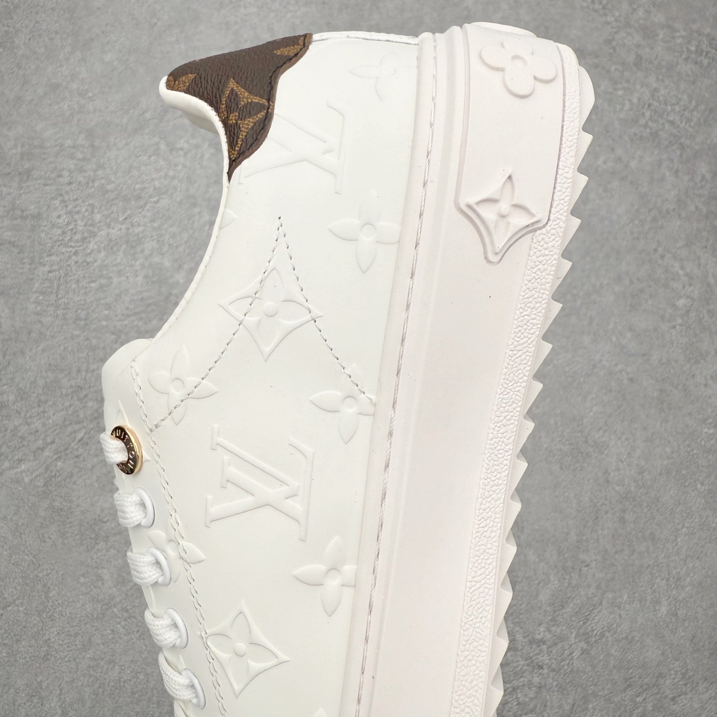 图片[7]-Louis Vuitton 路易威登 lv Time Out 低帮时尚运动板鞋 为舒软小牛皮革压印金属质感 Monogram 图案 再令 Louis 和vuitton 装饰点缀鞋带 与卢勒克斯金属线共同 释放莹泽光芒 搭配后部 Monogram帆布饰边和加厚胎面橡胶外底 鞋面胎牛皮和进口PVC制裁而成 高密度进口电脑车线工艺、经典LOGO跟PVC完美结合 原版大底开模 内里采用进口羊皮 超软皮内里+鞋垫 最新LV/路易威登 杨幂 关晓彤 官方等多明星网红同款 快手抖音等多平台热推 尺码：35 36 37 38 39 40 41 42 43 44-选品中心