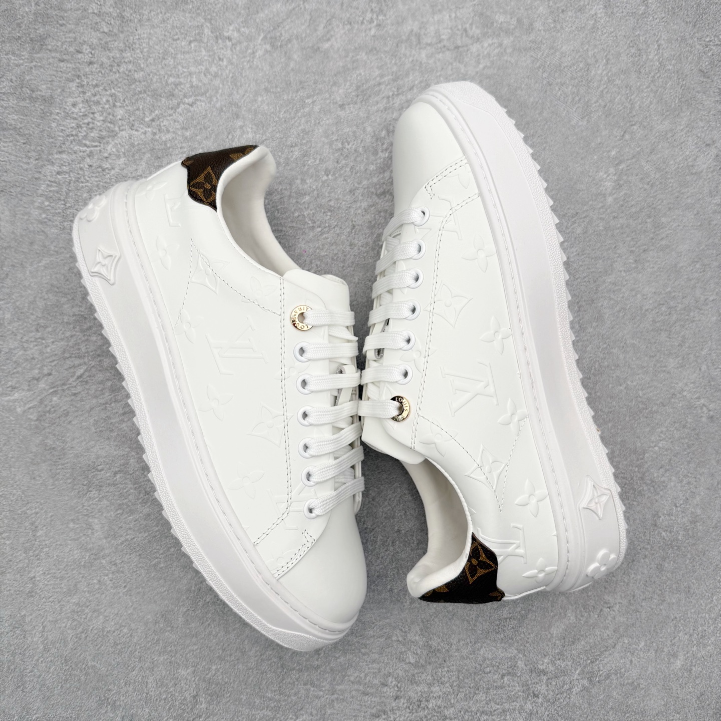 图片[3]-Louis Vuitton 路易威登 lv Time Out 低帮时尚运动板鞋 为舒软小牛皮革压印金属质感 Monogram 图案 再令 Louis 和vuitton 装饰点缀鞋带 与卢勒克斯金属线共同 释放莹泽光芒 搭配后部 Monogram帆布饰边和加厚胎面橡胶外底 鞋面胎牛皮和进口PVC制裁而成 高密度进口电脑车线工艺、经典LOGO跟PVC完美结合 原版大底开模 内里采用进口羊皮 超软皮内里+鞋垫 最新LV/路易威登 杨幂 关晓彤 官方等多明星网红同款 快手抖音等多平台热推 尺码：35 36 37 38 39 40 41 42 43 44-选品中心