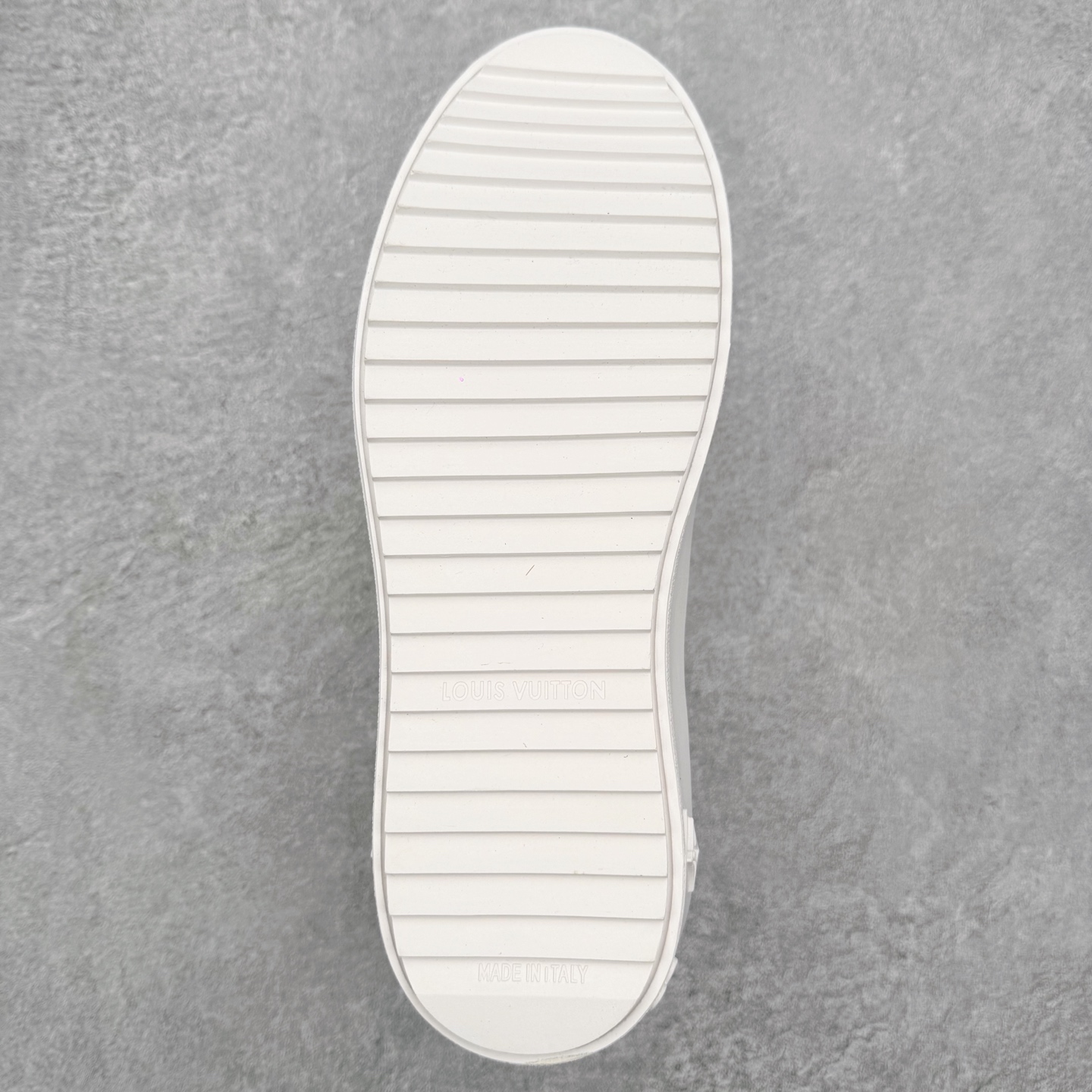 图片[9]-Louis Vuitton 路易威登 lv Time Out 低帮时尚运动板鞋 为舒软小牛皮革压印金属质感 Monogram 图案 再令 Louis 和vuitton 装饰点缀鞋带 与卢勒克斯金属线共同 释放莹泽光芒 搭配后部 Monogram帆布饰边和加厚胎面橡胶外底 鞋面胎牛皮和进口PVC制裁而成 高密度进口电脑车线工艺、经典LOGO跟PVC完美结合 原版大底开模 内里采用进口羊皮 超软皮内里+鞋垫 最新LV/路易威登 杨幂 关晓彤 官方等多明星网红同款 快手抖音等多平台热推 尺码：35 36 37 38 39 40 41 42 43 44-选品中心