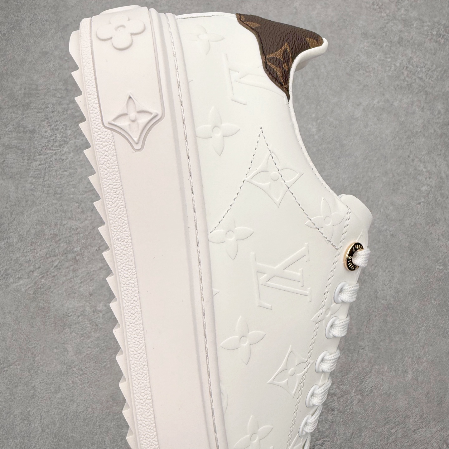 图片[6]-Louis Vuitton 路易威登 lv Time Out 低帮时尚运动板鞋 为舒软小牛皮革压印金属质感 Monogram 图案 再令 Louis 和vuitton 装饰点缀鞋带 与卢勒克斯金属线共同 释放莹泽光芒 搭配后部 Monogram帆布饰边和加厚胎面橡胶外底 鞋面胎牛皮和进口PVC制裁而成 高密度进口电脑车线工艺、经典LOGO跟PVC完美结合 原版大底开模 内里采用进口羊皮 超软皮内里+鞋垫 最新LV/路易威登 杨幂 关晓彤 官方等多明星网红同款 快手抖音等多平台热推 尺码：35 36 37 38 39 40 41 42 43 44-选品中心