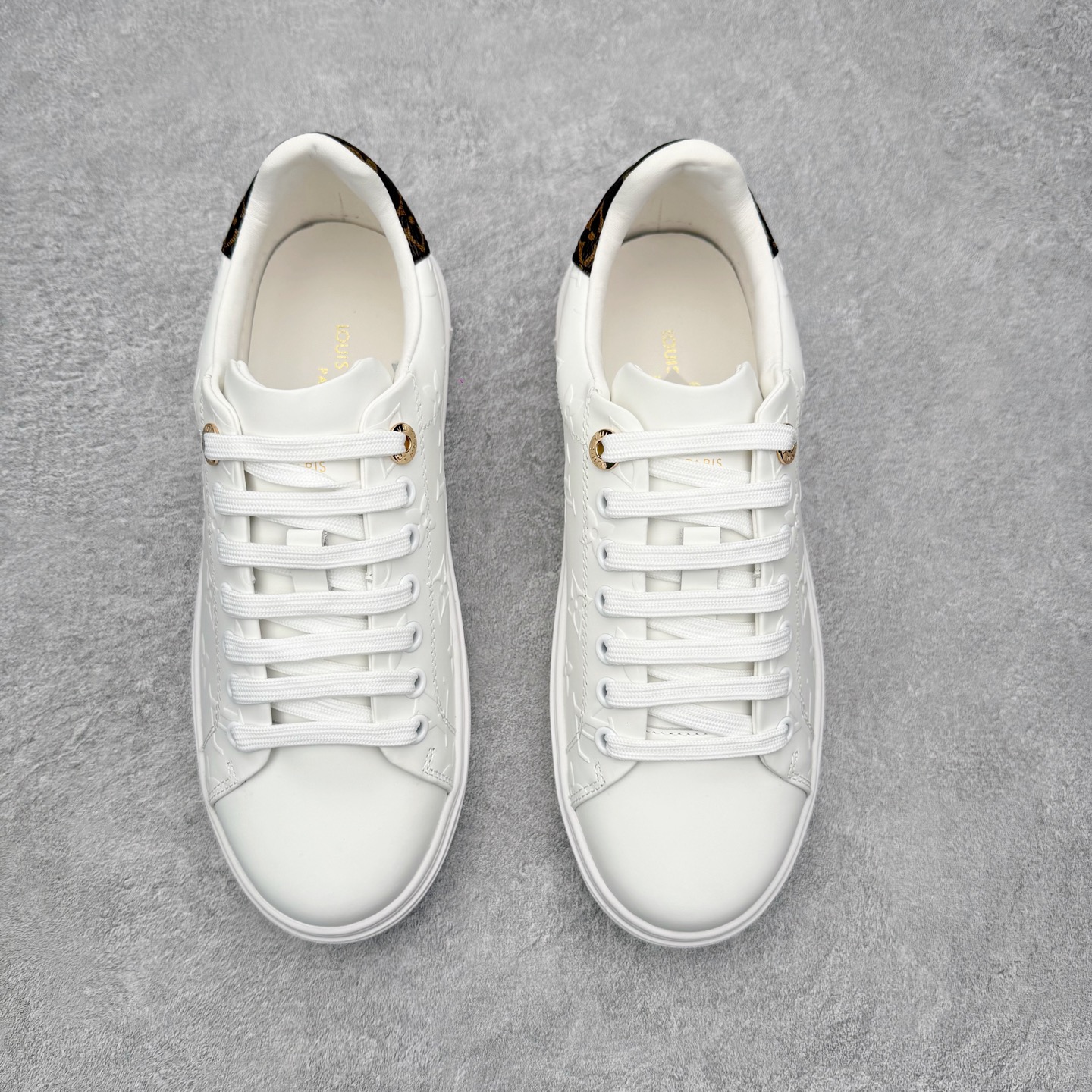 图片[2]-Louis Vuitton 路易威登 lv Time Out 低帮时尚运动板鞋 为舒软小牛皮革压印金属质感 Monogram 图案 再令 Louis 和vuitton 装饰点缀鞋带 与卢勒克斯金属线共同 释放莹泽光芒 搭配后部 Monogram帆布饰边和加厚胎面橡胶外底 鞋面胎牛皮和进口PVC制裁而成 高密度进口电脑车线工艺、经典LOGO跟PVC完美结合 原版大底开模 内里采用进口羊皮 超软皮内里+鞋垫 最新LV/路易威登 杨幂 关晓彤 官方等多明星网红同款 快手抖音等多平台热推 尺码：35 36 37 38 39 40 41 42 43 44-选品中心