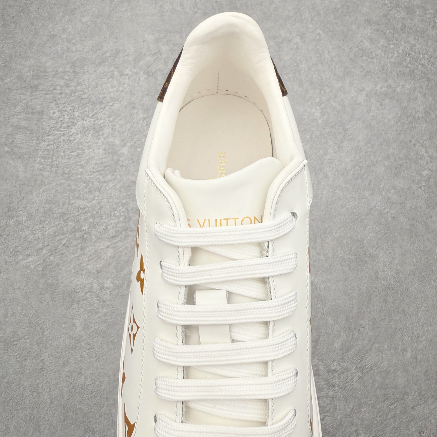 图片[5]-Louis Vuitton 路易威登 lv Time Out 低帮时尚运动板鞋 为舒软小牛皮革压印金属质感 Monogram 图案 再令 Louis 和vuitton 装饰点缀鞋带 与卢勒克斯金属线共同 释放莹泽光芒 搭配后部 Monogram帆布饰边和加厚胎面橡胶外底 鞋面胎牛皮和进口PVC制裁而成 高密度进口电脑车线工艺、经典LOGO跟PVC完美结合 原版大底开模 内里采用进口羊皮 超软皮内里+鞋垫 最新LV/路易威登 杨幂 关晓彤 官方等多明星网红同款 快手抖音等多平台热推 尺码：35 36 37 38 39 40 41 42 43 44-选品中心