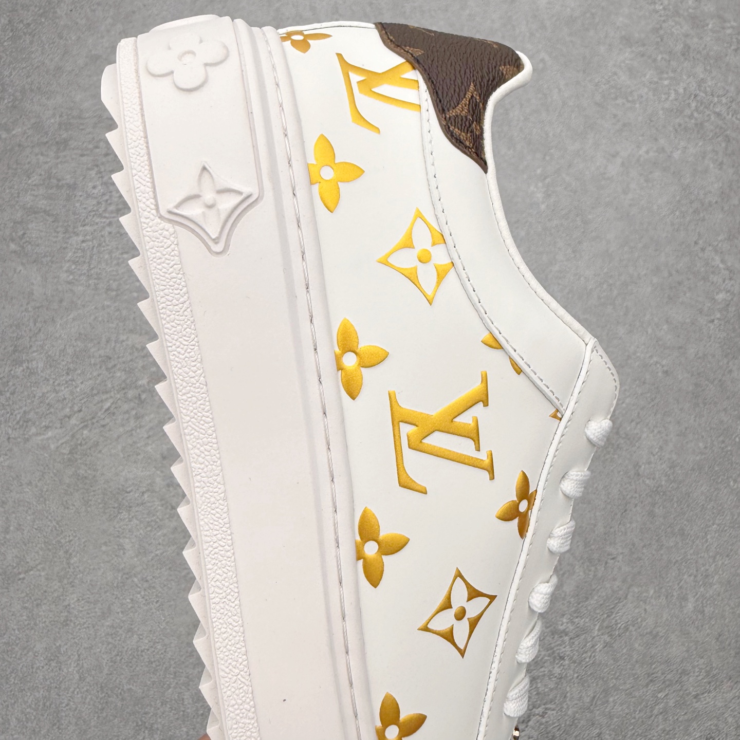 图片[6]-Louis Vuitton 路易威登 lv Time Out 低帮时尚运动板鞋 为舒软小牛皮革压印金属质感 Monogram 图案 再令 Louis 和vuitton 装饰点缀鞋带 与卢勒克斯金属线共同 释放莹泽光芒 搭配后部 Monogram帆布饰边和加厚胎面橡胶外底 鞋面胎牛皮和进口PVC制裁而成 高密度进口电脑车线工艺、经典LOGO跟PVC完美结合 原版大底开模 内里采用进口羊皮 超软皮内里+鞋垫 最新LV/路易威登 杨幂 关晓彤 官方等多明星网红同款 快手抖音等多平台热推 尺码：35 36 37 38 39 40 41 42 43 44-选品中心