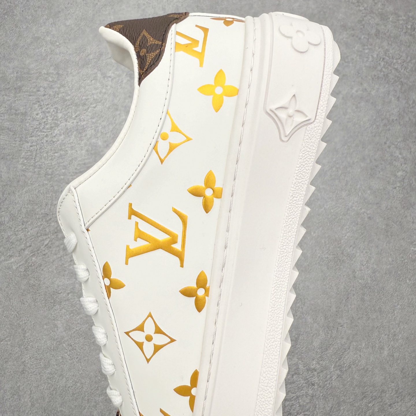 图片[7]-Louis Vuitton 路易威登 lv Time Out 低帮时尚运动板鞋 为舒软小牛皮革压印金属质感 Monogram 图案 再令 Louis 和vuitton 装饰点缀鞋带 与卢勒克斯金属线共同 释放莹泽光芒 搭配后部 Monogram帆布饰边和加厚胎面橡胶外底 鞋面胎牛皮和进口PVC制裁而成 高密度进口电脑车线工艺、经典LOGO跟PVC完美结合 原版大底开模 内里采用进口羊皮 超软皮内里+鞋垫 最新LV/路易威登 杨幂 关晓彤 官方等多明星网红同款 快手抖音等多平台热推 尺码：35 36 37 38 39 40 41 42 43 44-选品中心