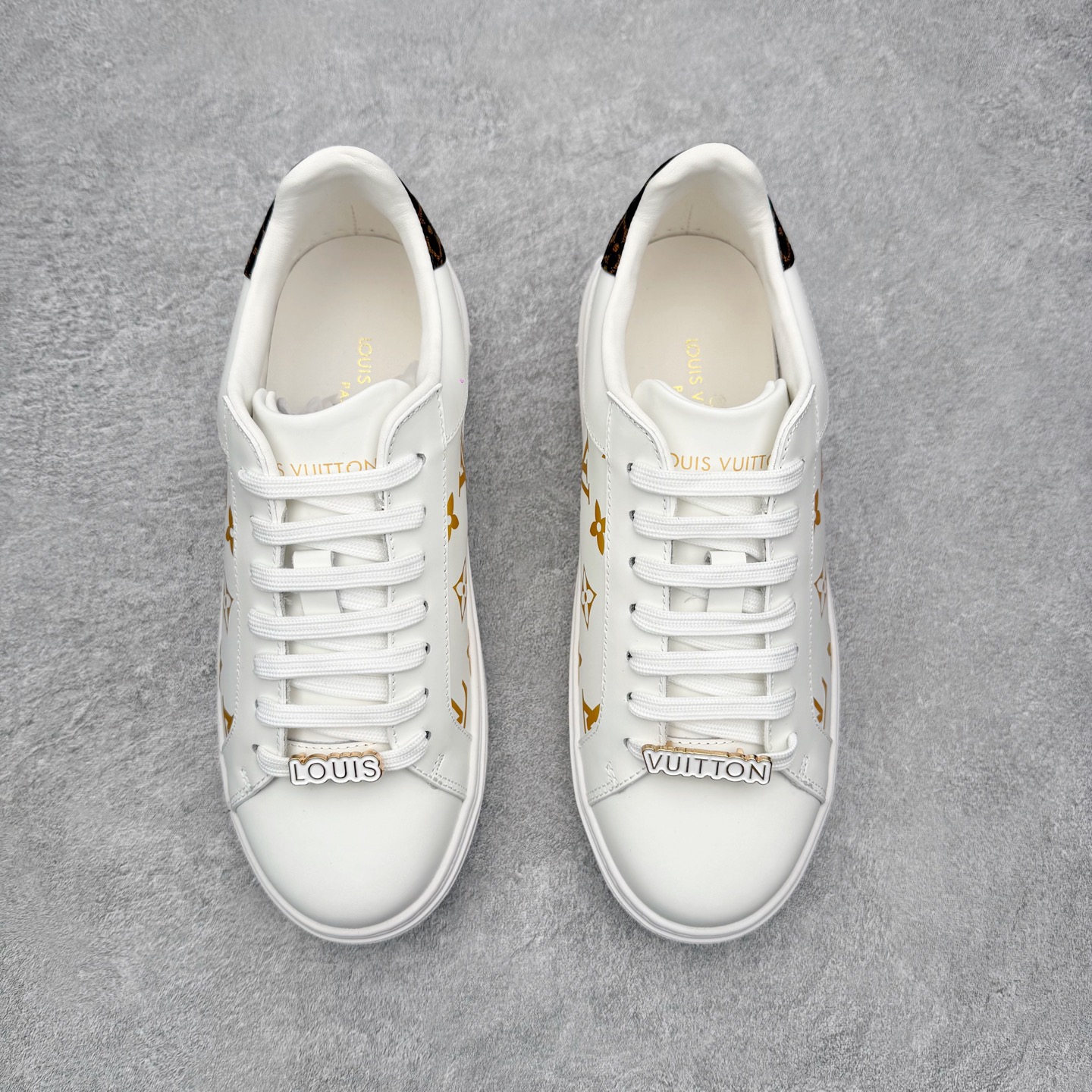 图片[2]-Louis Vuitton 路易威登 lv Time Out 低帮时尚运动板鞋 为舒软小牛皮革压印金属质感 Monogram 图案 再令 Louis 和vuitton 装饰点缀鞋带 与卢勒克斯金属线共同 释放莹泽光芒 搭配后部 Monogram帆布饰边和加厚胎面橡胶外底 鞋面胎牛皮和进口PVC制裁而成 高密度进口电脑车线工艺、经典LOGO跟PVC完美结合 原版大底开模 内里采用进口羊皮 超软皮内里+鞋垫 最新LV/路易威登 杨幂 关晓彤 官方等多明星网红同款 快手抖音等多平台热推 尺码：35 36 37 38 39 40 41 42 43 44-选品中心
