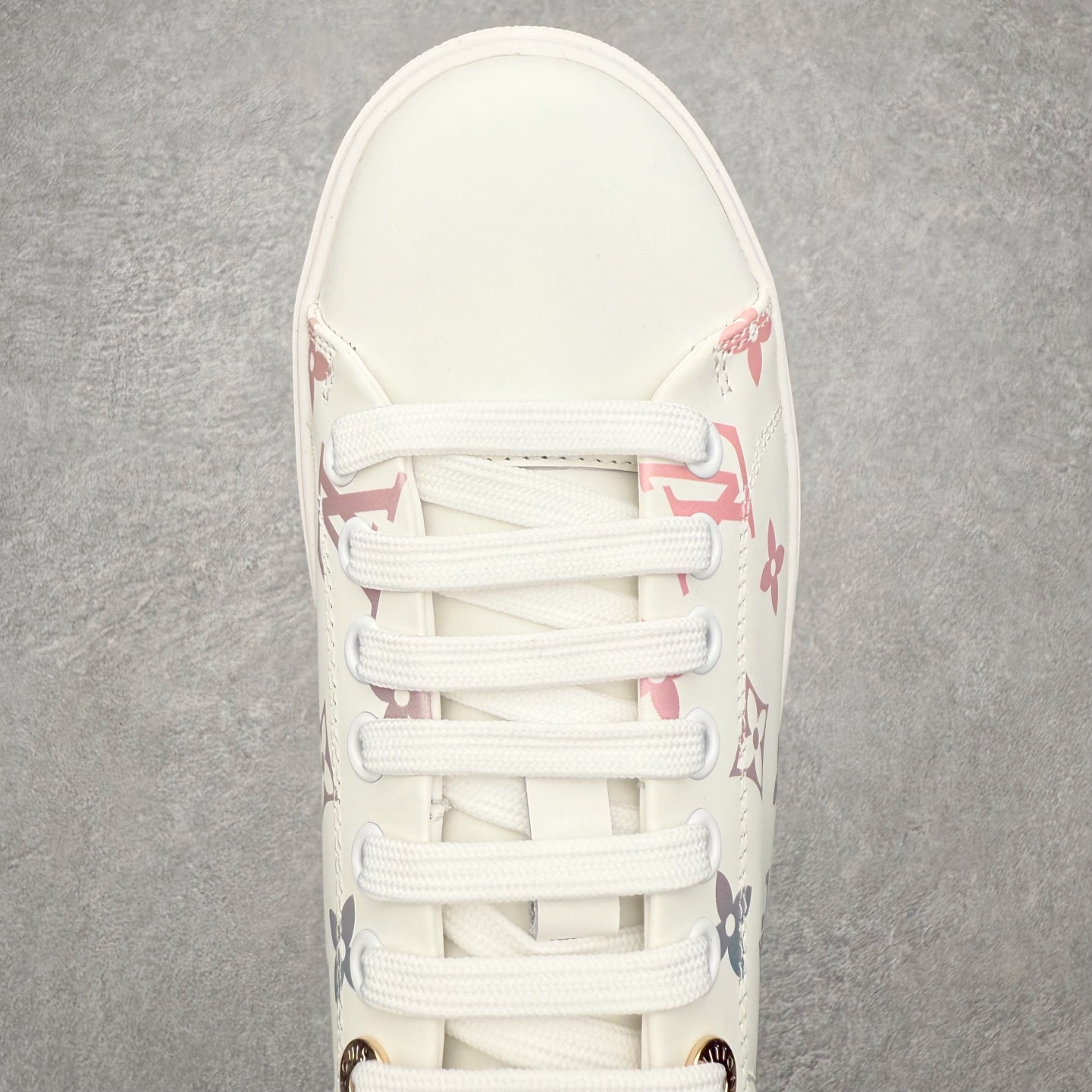 图片[4]-Louis Vuitton 路易威登 lv Time Out 低帮时尚运动板鞋 为舒软小牛皮革压印金属质感 Monogram 图案 再令 Louis 和vuitton 装饰点缀鞋带 与卢勒克斯金属线共同 释放莹泽光芒 搭配后部 Monogram帆布饰边和加厚胎面橡胶外底 鞋面胎牛皮和进口PVC制裁而成 高密度进口电脑车线工艺、经典LOGO跟PVC完美结合 原版大底开模 内里采用进口羊皮 超软皮内里+鞋垫 最新LV/路易威登 杨幂 关晓彤 官方等多明星网红同款 快手抖音等多平台热推 尺码：35 36 37 38 39 40 41 42 43 44-选品中心