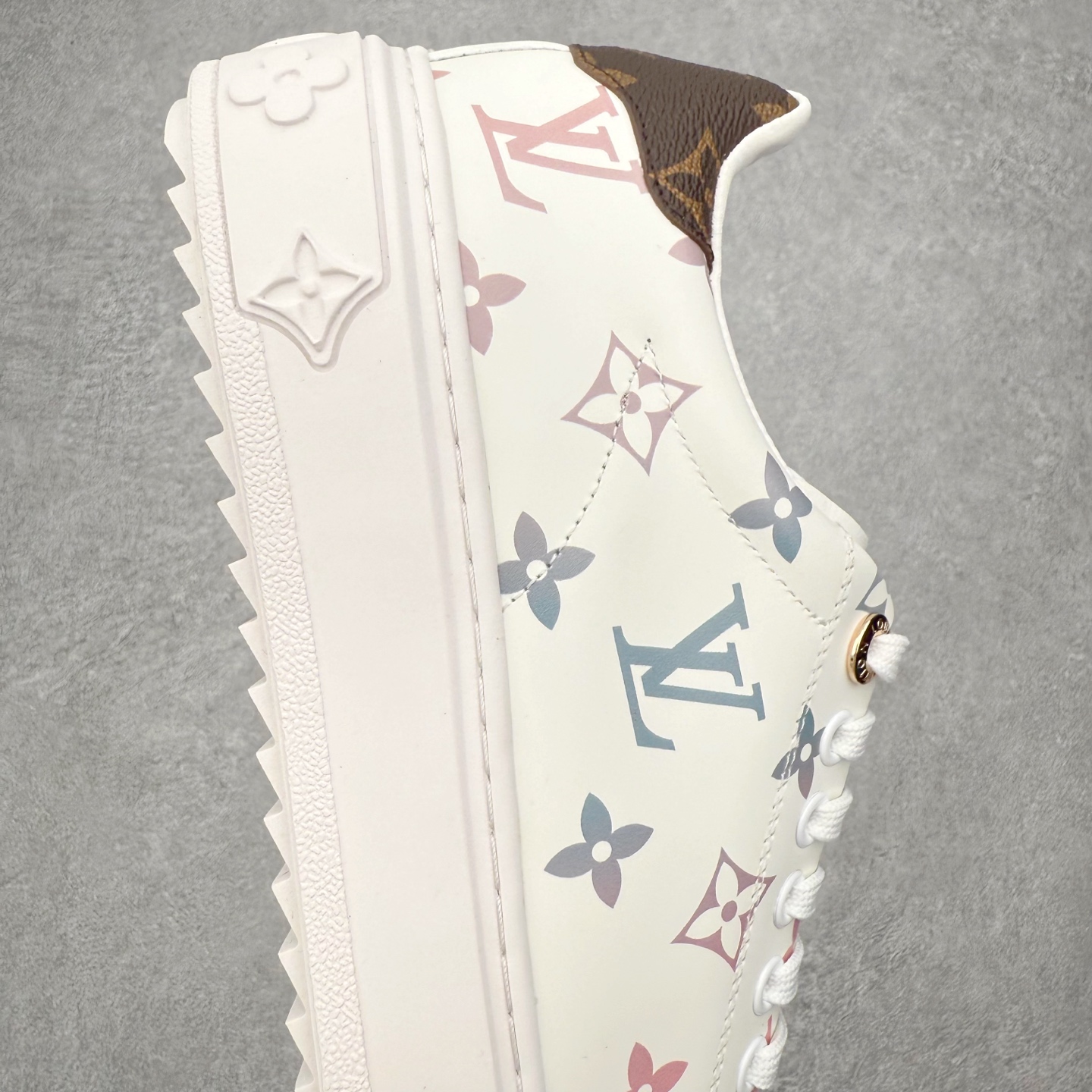 图片[6]-Louis Vuitton 路易威登 lv Time Out 低帮时尚运动板鞋 为舒软小牛皮革压印金属质感 Monogram 图案 再令 Louis 和vuitton 装饰点缀鞋带 与卢勒克斯金属线共同 释放莹泽光芒 搭配后部 Monogram帆布饰边和加厚胎面橡胶外底 鞋面胎牛皮和进口PVC制裁而成 高密度进口电脑车线工艺、经典LOGO跟PVC完美结合 原版大底开模 内里采用进口羊皮 超软皮内里+鞋垫 最新LV/路易威登 杨幂 关晓彤 官方等多明星网红同款 快手抖音等多平台热推 尺码：35 36 37 38 39 40 41 42 43 44-选品中心