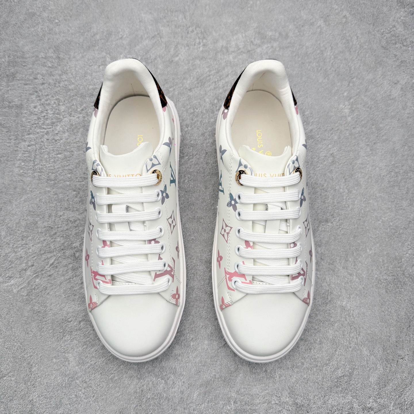 图片[2]-Louis Vuitton 路易威登 lv Time Out 低帮时尚运动板鞋 为舒软小牛皮革压印金属质感 Monogram 图案 再令 Louis 和vuitton 装饰点缀鞋带 与卢勒克斯金属线共同 释放莹泽光芒 搭配后部 Monogram帆布饰边和加厚胎面橡胶外底 鞋面胎牛皮和进口PVC制裁而成 高密度进口电脑车线工艺、经典LOGO跟PVC完美结合 原版大底开模 内里采用进口羊皮 超软皮内里+鞋垫 最新LV/路易威登 杨幂 关晓彤 官方等多明星网红同款 快手抖音等多平台热推 尺码：35 36 37 38 39 40 41 42 43 44-选品中心