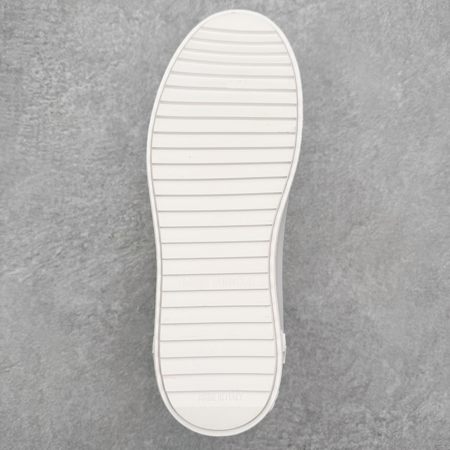 图片[9]-Louis Vuitton 路易威登 lv Time Out 低帮时尚运动板鞋 为舒软小牛皮革压印金属质感 Monogram 图案 再令 Louis 和vuitton 装饰点缀鞋带 与卢勒克斯金属线共同 释放莹泽光芒 搭配后部 Monogram帆布饰边和加厚胎面橡胶外底 鞋面胎牛皮和进口PVC制裁而成 高密度进口电脑车线工艺、经典LOGO跟PVC完美结合 原版大底开模 内里采用进口羊皮 超软皮内里+鞋垫 最新LV/路易威登 杨幂 关晓彤 官方等多明星网红同款 快手抖音等多平台热推 尺码：35 36 37 38 39 40 41 42 43 44-选品中心