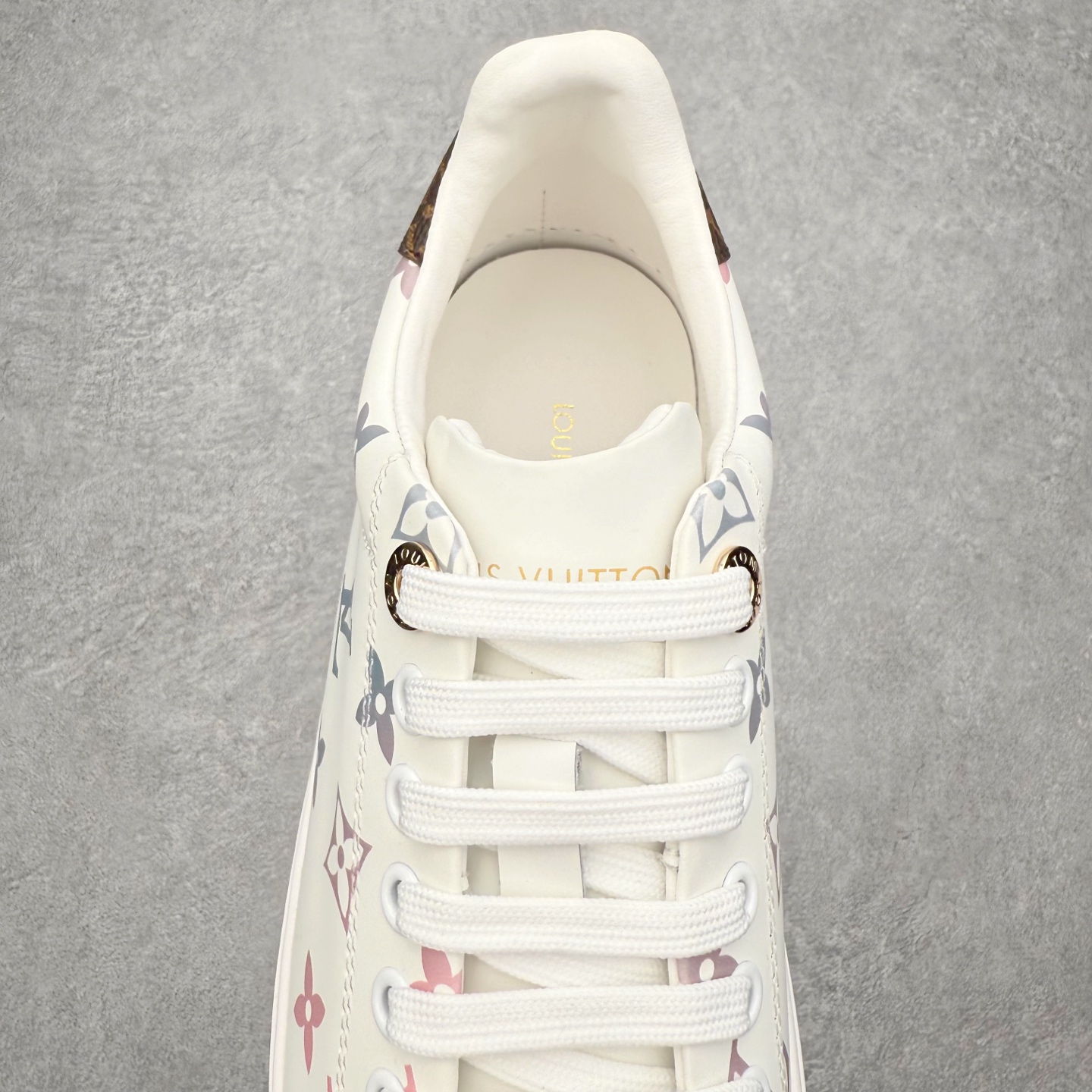图片[5]-Louis Vuitton 路易威登 lv Time Out 低帮时尚运动板鞋 为舒软小牛皮革压印金属质感 Monogram 图案 再令 Louis 和vuitton 装饰点缀鞋带 与卢勒克斯金属线共同 释放莹泽光芒 搭配后部 Monogram帆布饰边和加厚胎面橡胶外底 鞋面胎牛皮和进口PVC制裁而成 高密度进口电脑车线工艺、经典LOGO跟PVC完美结合 原版大底开模 内里采用进口羊皮 超软皮内里+鞋垫 最新LV/路易威登 杨幂 关晓彤 官方等多明星网红同款 快手抖音等多平台热推 尺码：35 36 37 38 39 40 41 42 43 44-选品中心
