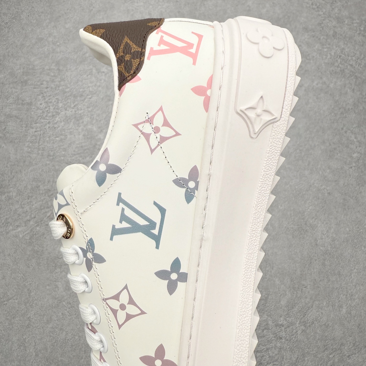 图片[7]-Louis Vuitton 路易威登 lv Time Out 低帮时尚运动板鞋 为舒软小牛皮革压印金属质感 Monogram 图案 再令 Louis 和vuitton 装饰点缀鞋带 与卢勒克斯金属线共同 释放莹泽光芒 搭配后部 Monogram帆布饰边和加厚胎面橡胶外底 鞋面胎牛皮和进口PVC制裁而成 高密度进口电脑车线工艺、经典LOGO跟PVC完美结合 原版大底开模 内里采用进口羊皮 超软皮内里+鞋垫 最新LV/路易威登 杨幂 关晓彤 官方等多明星网红同款 快手抖音等多平台热推 尺码：35 36 37 38 39 40 41 42 43 44-选品中心