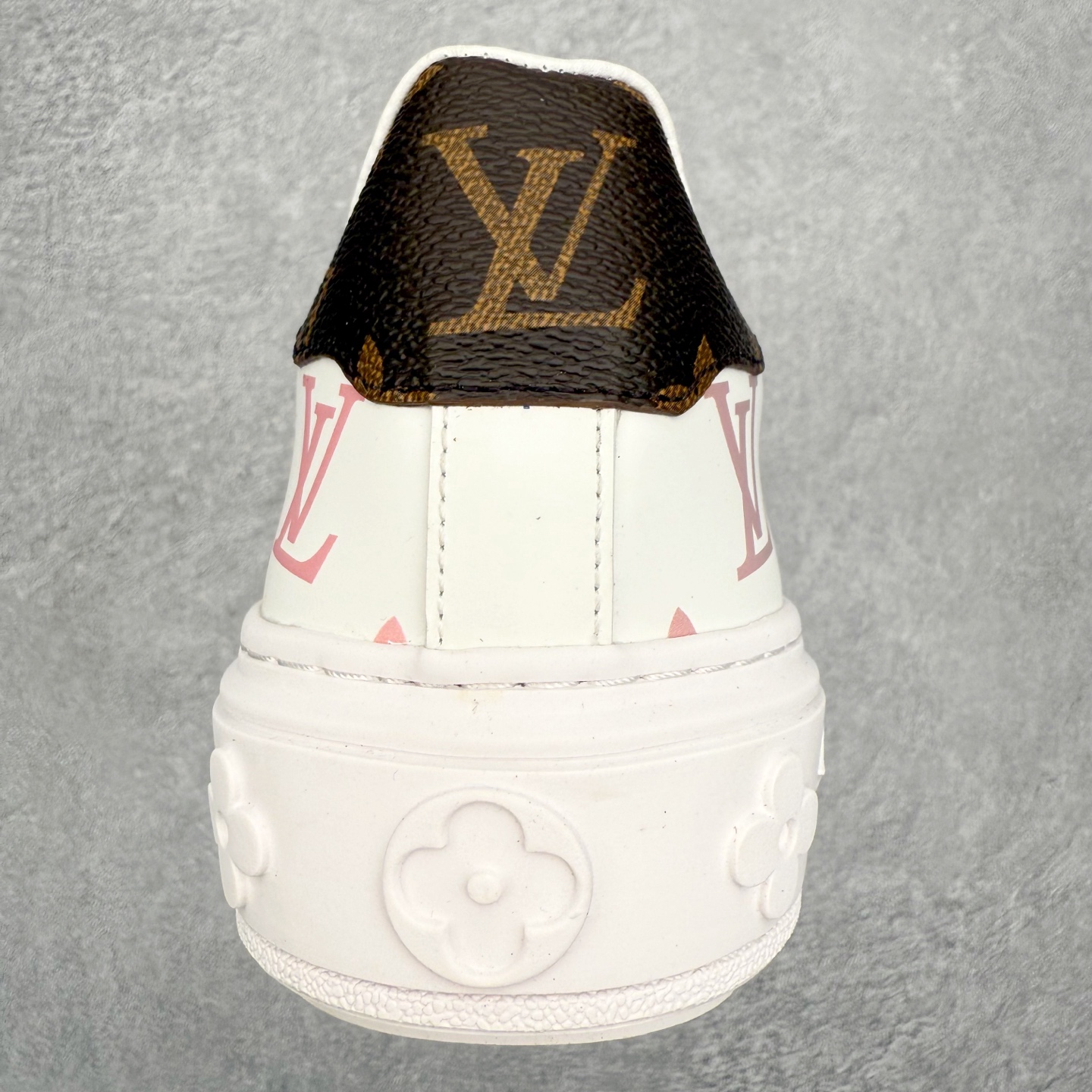 图片[8]-Louis Vuitton 路易威登 lv Time Out 低帮时尚运动板鞋 为舒软小牛皮革压印金属质感 Monogram 图案 再令 Louis 和vuitton 装饰点缀鞋带 与卢勒克斯金属线共同 释放莹泽光芒 搭配后部 Monogram帆布饰边和加厚胎面橡胶外底 鞋面胎牛皮和进口PVC制裁而成 高密度进口电脑车线工艺、经典LOGO跟PVC完美结合 原版大底开模 内里采用进口羊皮 超软皮内里+鞋垫 最新LV/路易威登 杨幂 关晓彤 官方等多明星网红同款 快手抖音等多平台热推 尺码：35 36 37 38 39 40 41 42 43 44-选品中心