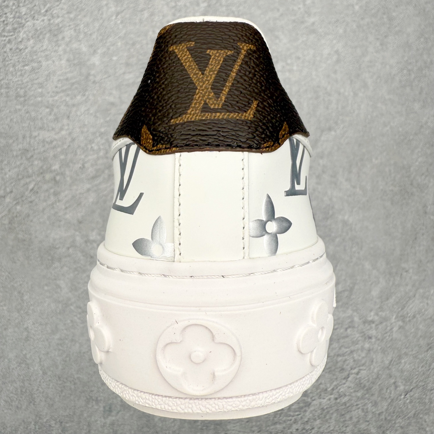 图片[8]-Louis Vuitton 路易威登 lv Time Out 低帮时尚运动板鞋 为舒软小牛皮革压印金属质感 Monogram 图案 再令 Louis 和vuitton 装饰点缀鞋带 与卢勒克斯金属线共同 释放莹泽光芒 搭配后部 Monogram帆布饰边和加厚胎面橡胶外底 鞋面胎牛皮和进口PVC制裁而成 高密度进口电脑车线工艺、经典LOGO跟PVC完美结合 原版大底开模 内里采用进口羊皮 超软皮内里+鞋垫 最新LV/路易威登 杨幂 关晓彤 官方等多明星网红同款 快手抖音等多平台热推 尺码：35 36 37 38 39 40 41 42 43 44-选品中心