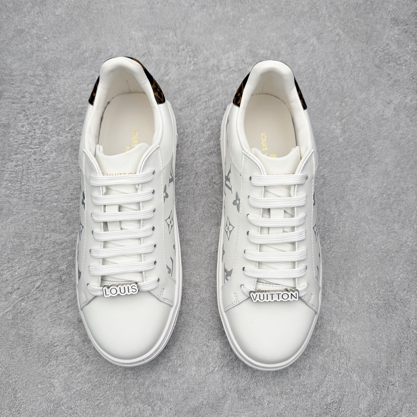 图片[2]-Louis Vuitton 路易威登 lv Time Out 低帮时尚运动板鞋 为舒软小牛皮革压印金属质感 Monogram 图案 再令 Louis 和vuitton 装饰点缀鞋带 与卢勒克斯金属线共同 释放莹泽光芒 搭配后部 Monogram帆布饰边和加厚胎面橡胶外底 鞋面胎牛皮和进口PVC制裁而成 高密度进口电脑车线工艺、经典LOGO跟PVC完美结合 原版大底开模 内里采用进口羊皮 超软皮内里+鞋垫 最新LV/路易威登 杨幂 关晓彤 官方等多明星网红同款 快手抖音等多平台热推 尺码：35 36 37 38 39 40 41 42 43 44-选品中心