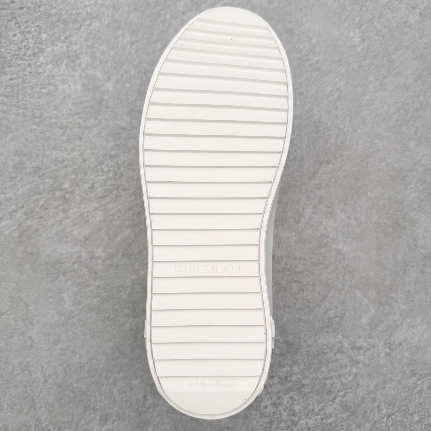 图片[9]-Louis Vuitton 路易威登 lv Time Out 低帮时尚运动板鞋 为舒软小牛皮革压印金属质感 Monogram 图案 再令 Louis 和vuitton 装饰点缀鞋带 与卢勒克斯金属线共同 释放莹泽光芒 搭配后部 Monogram帆布饰边和加厚胎面橡胶外底 鞋面胎牛皮和进口PVC制裁而成 高密度进口电脑车线工艺、经典LOGO跟PVC完美结合 原版大底开模 内里采用进口羊皮 超软皮内里+鞋垫 最新LV/路易威登 杨幂 关晓彤 官方等多明星网红同款 快手抖音等多平台热推 尺码：35 36 37 38 39 40 41 42 43 44-选品中心