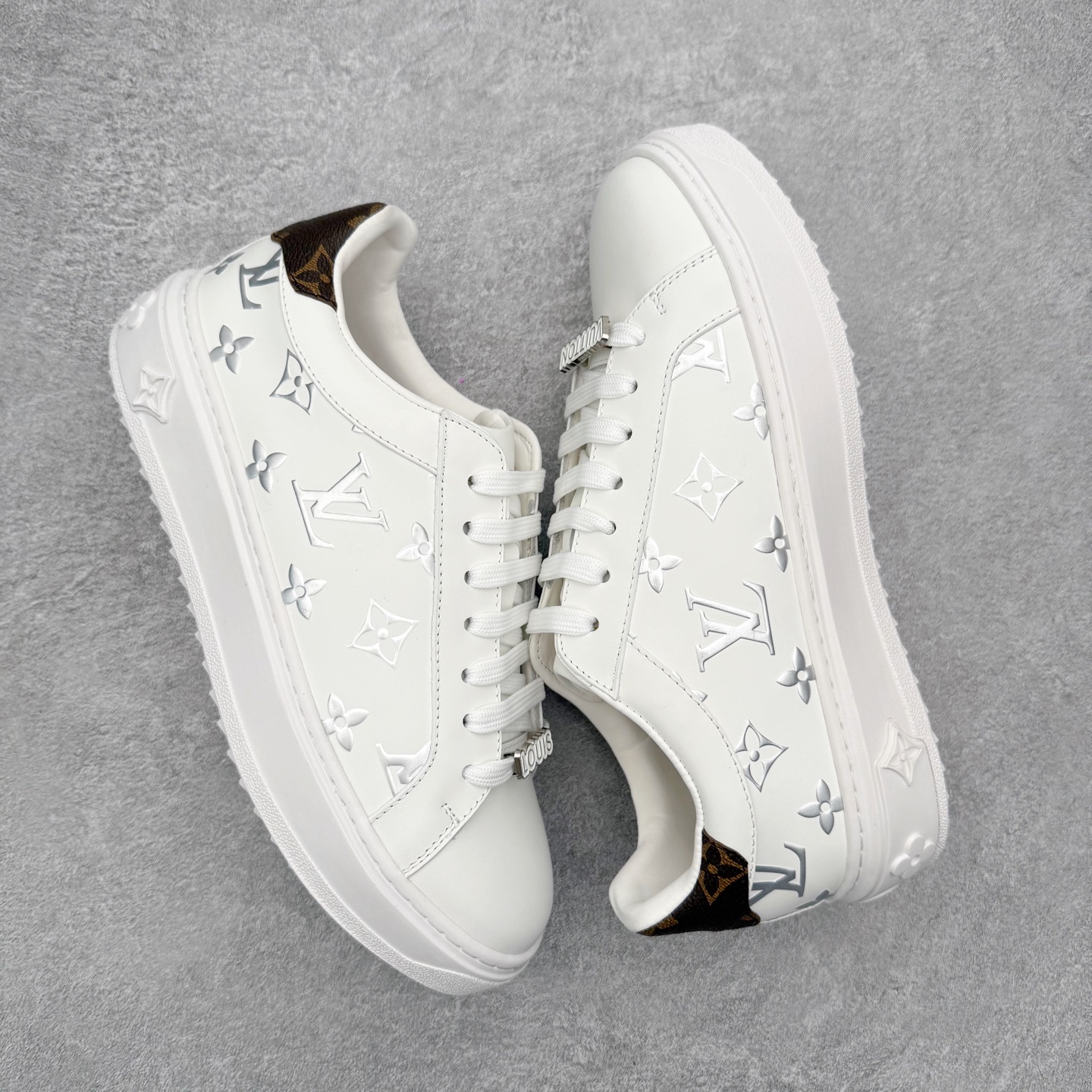 图片[3]-Louis Vuitton 路易威登 lv Time Out 低帮时尚运动板鞋 为舒软小牛皮革压印金属质感 Monogram 图案 再令 Louis 和vuitton 装饰点缀鞋带 与卢勒克斯金属线共同 释放莹泽光芒 搭配后部 Monogram帆布饰边和加厚胎面橡胶外底 鞋面胎牛皮和进口PVC制裁而成 高密度进口电脑车线工艺、经典LOGO跟PVC完美结合 原版大底开模 内里采用进口羊皮 超软皮内里+鞋垫 最新LV/路易威登 杨幂 关晓彤 官方等多明星网红同款 快手抖音等多平台热推 尺码：35 36 37 38 39 40 41 42 43 44-选品中心