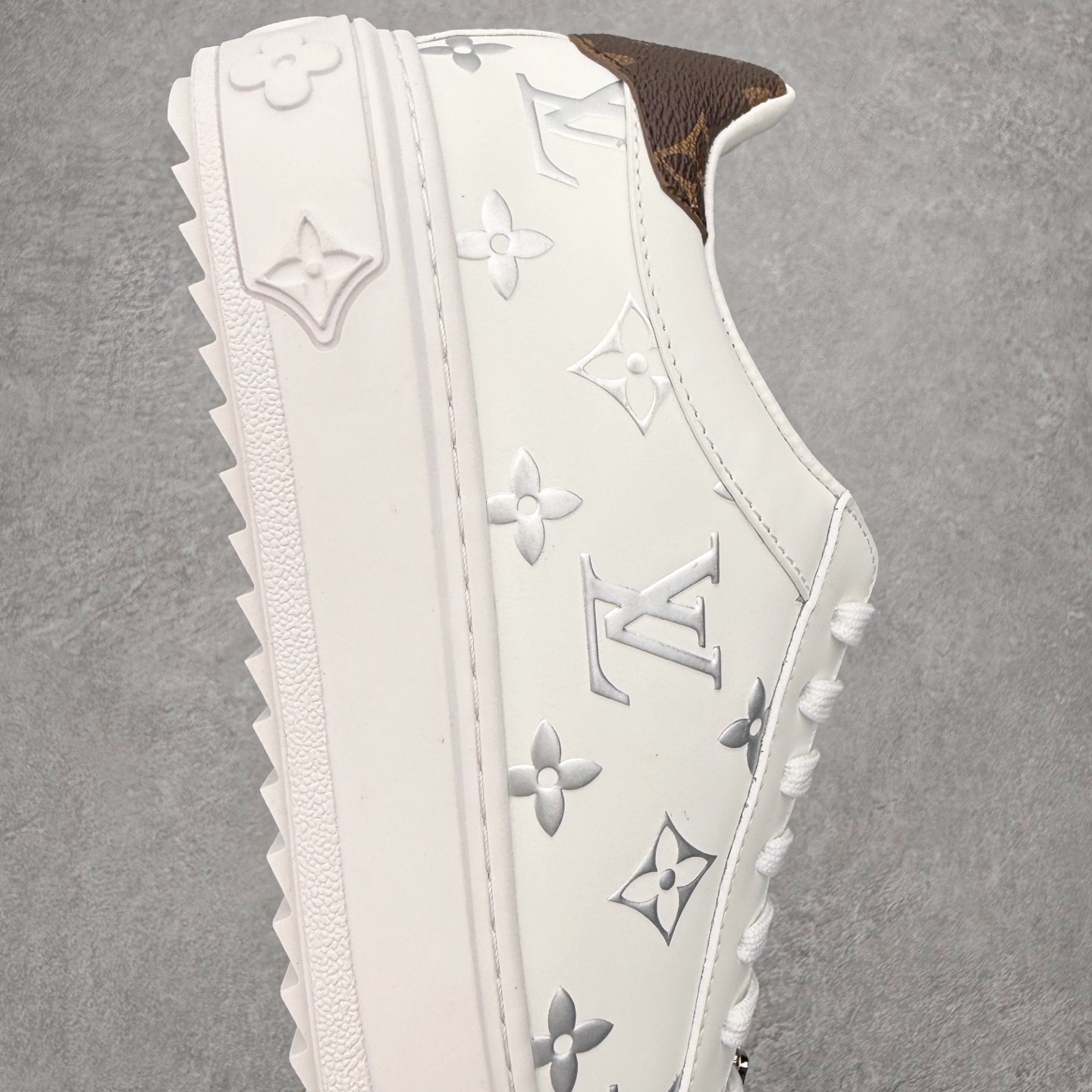 图片[6]-Louis Vuitton 路易威登 lv Time Out 低帮时尚运动板鞋 为舒软小牛皮革压印金属质感 Monogram 图案 再令 Louis 和vuitton 装饰点缀鞋带 与卢勒克斯金属线共同 释放莹泽光芒 搭配后部 Monogram帆布饰边和加厚胎面橡胶外底 鞋面胎牛皮和进口PVC制裁而成 高密度进口电脑车线工艺、经典LOGO跟PVC完美结合 原版大底开模 内里采用进口羊皮 超软皮内里+鞋垫 最新LV/路易威登 杨幂 关晓彤 官方等多明星网红同款 快手抖音等多平台热推 尺码：35 36 37 38 39 40 41 42 43 44-选品中心