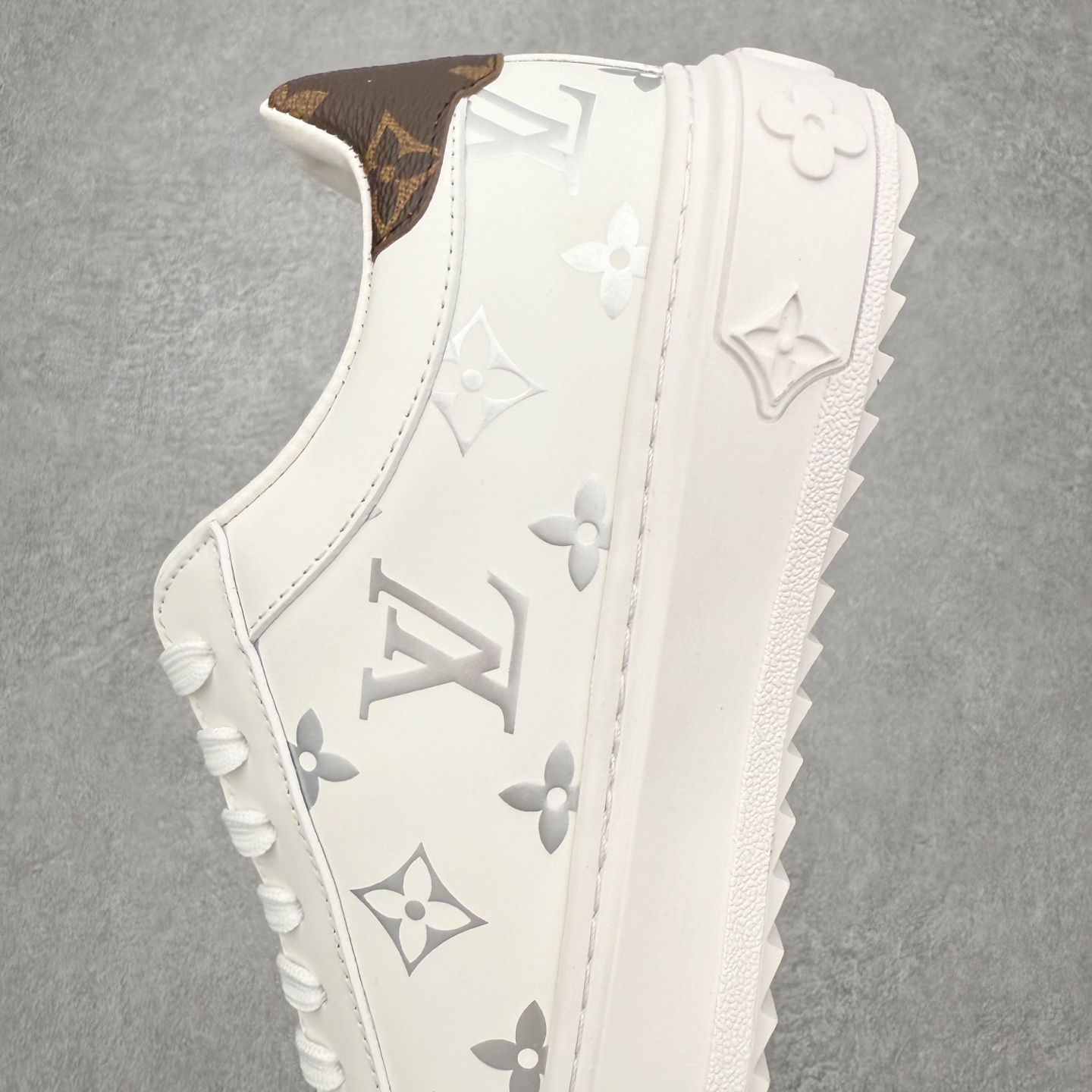 图片[7]-Louis Vuitton 路易威登 lv Time Out 低帮时尚运动板鞋 为舒软小牛皮革压印金属质感 Monogram 图案 再令 Louis 和vuitton 装饰点缀鞋带 与卢勒克斯金属线共同 释放莹泽光芒 搭配后部 Monogram帆布饰边和加厚胎面橡胶外底 鞋面胎牛皮和进口PVC制裁而成 高密度进口电脑车线工艺、经典LOGO跟PVC完美结合 原版大底开模 内里采用进口羊皮 超软皮内里+鞋垫 最新LV/路易威登 杨幂 关晓彤 官方等多明星网红同款 快手抖音等多平台热推 尺码：35 36 37 38 39 40 41 42 43 44-选品中心