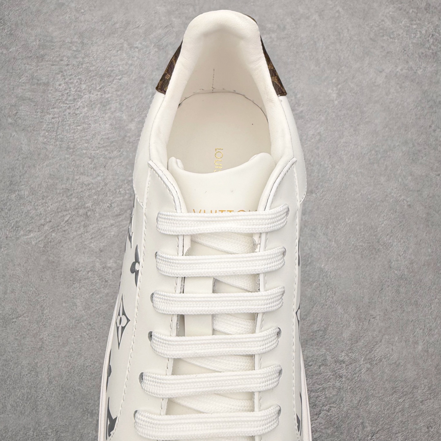 图片[5]-Louis Vuitton 路易威登 lv Time Out 低帮时尚运动板鞋 为舒软小牛皮革压印金属质感 Monogram 图案 再令 Louis 和vuitton 装饰点缀鞋带 与卢勒克斯金属线共同 释放莹泽光芒 搭配后部 Monogram帆布饰边和加厚胎面橡胶外底 鞋面胎牛皮和进口PVC制裁而成 高密度进口电脑车线工艺、经典LOGO跟PVC完美结合 原版大底开模 内里采用进口羊皮 超软皮内里+鞋垫 最新LV/路易威登 杨幂 关晓彤 官方等多明星网红同款 快手抖音等多平台热推 尺码：35 36 37 38 39 40 41 42 43 44-选品中心