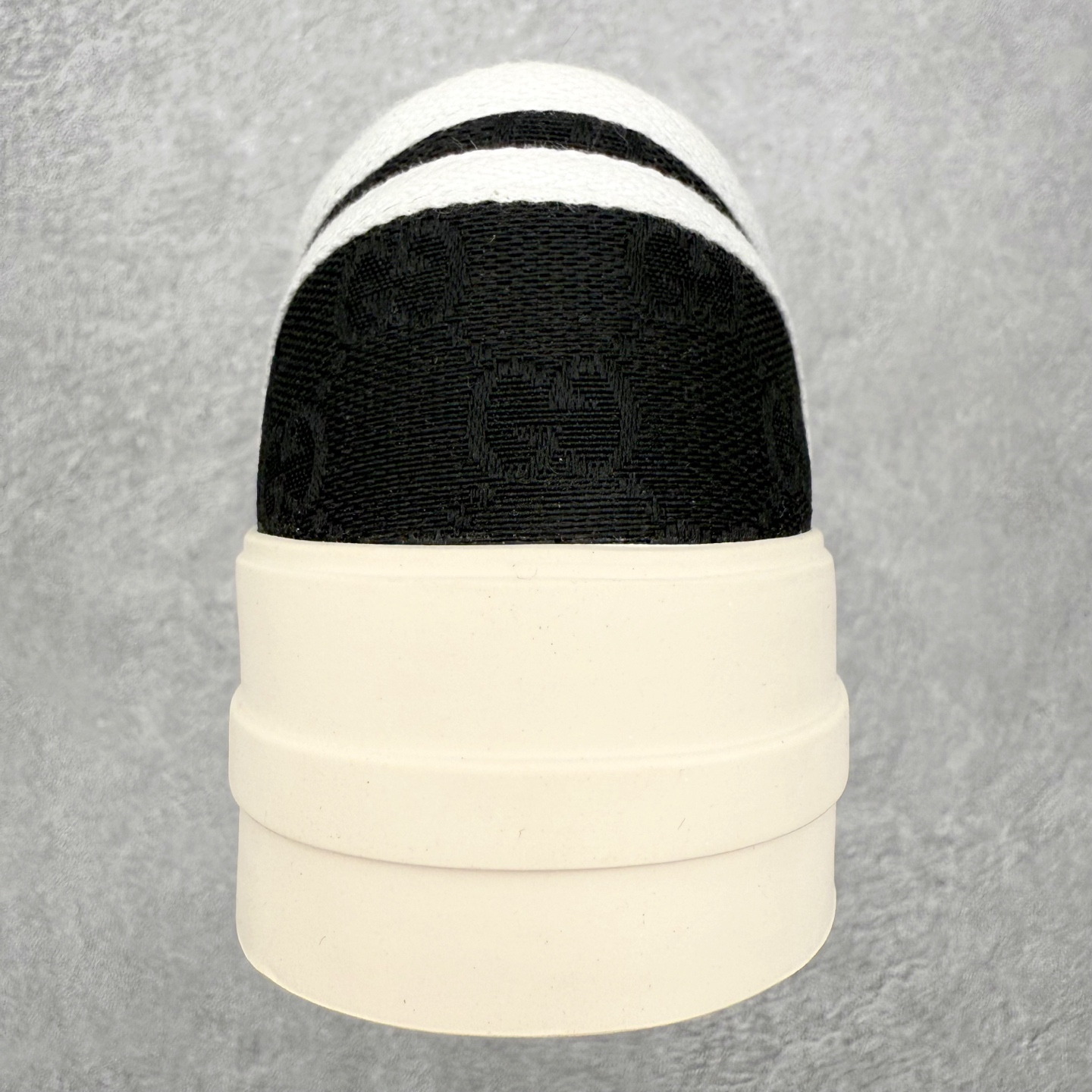 图片[8]-【步履生风 自在如云】Gucci厚底布鞋 引领新风尚 🌟 5cm隐形增高术 悄悄拉长腿部线条，矮个子救星/小个子神器 软弹缓震厚底设计，踩出「踩屎感」舒适 却比老爹鞋轻60%，仿佛赤足踏云而行 🔥 三重新潮基因 🔥 ✅ 非遗千层纳底工艺 128道针脚手工缝制，比普通布鞋耐磨3倍 ✅ 3D立体足弓承托 记忆海绵鞋垫+透气网纱内里，暴走2万步不累脚 ✅ 解构主义新美学 撞色滚边/水墨书法/青花瓷纹样，汉服、牛仔裤皆可配 「让双脚在钢筋森林里，重获老布鞋的温柔」 点击下方小车，解锁你的云端漫步体验 ☁️ 配码：35-40-选品中心