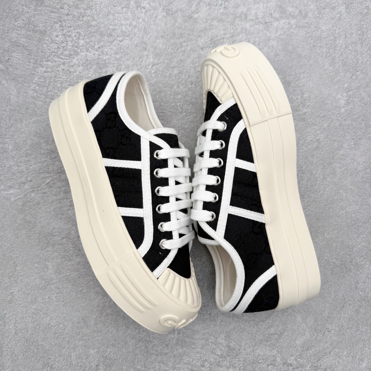 图片[3]-【步履生风 自在如云】Gucci厚底布鞋 引领新风尚 🌟 5cm隐形增高术 悄悄拉长腿部线条，矮个子救星/小个子神器 软弹缓震厚底设计，踩出「踩屎感」舒适 却比老爹鞋轻60%，仿佛赤足踏云而行 🔥 三重新潮基因 🔥 ✅ 非遗千层纳底工艺 128道针脚手工缝制，比普通布鞋耐磨3倍 ✅ 3D立体足弓承托 记忆海绵鞋垫+透气网纱内里，暴走2万步不累脚 ✅ 解构主义新美学 撞色滚边/水墨书法/青花瓷纹样，汉服、牛仔裤皆可配 「让双脚在钢筋森林里，重获老布鞋的温柔」 点击下方小车，解锁你的云端漫步体验 ☁️ 配码：35-40-选品中心