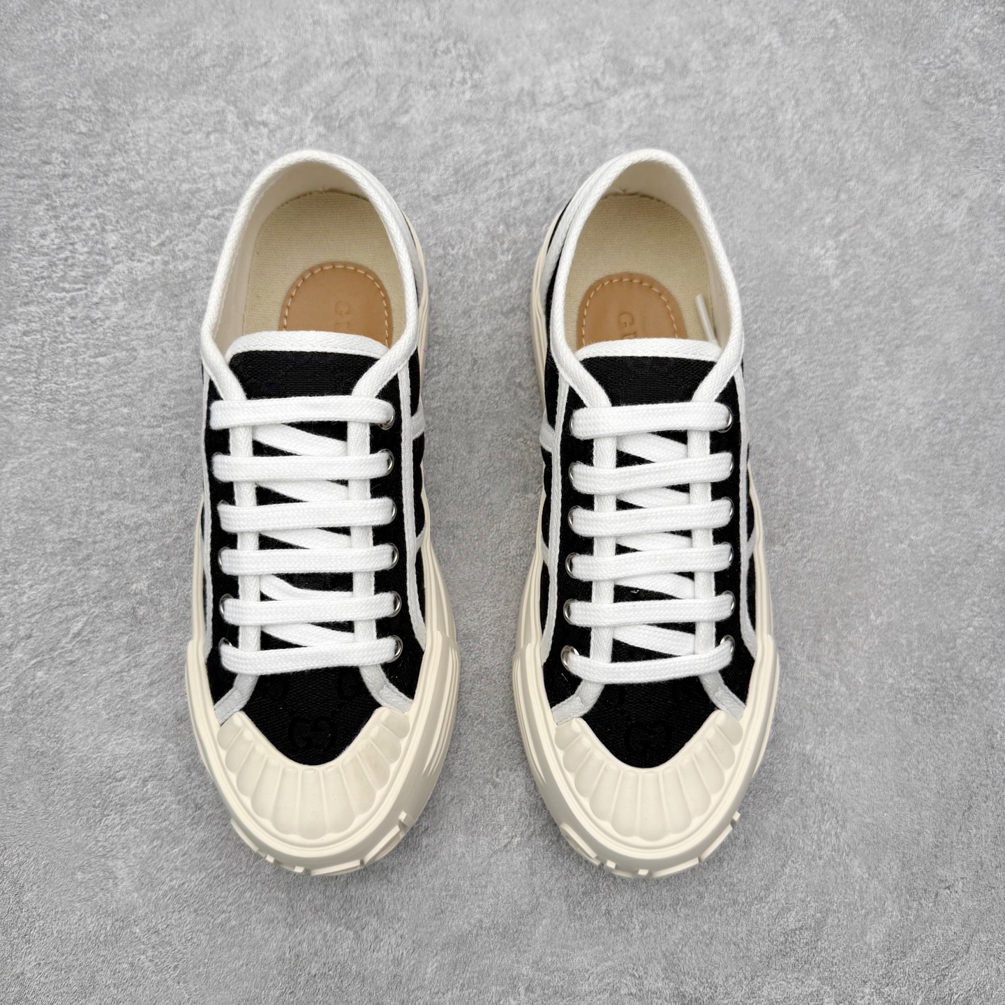 图片[2]-【步履生风 自在如云】Gucci厚底布鞋 引领新风尚 🌟 5cm隐形增高术 悄悄拉长腿部线条，矮个子救星/小个子神器 软弹缓震厚底设计，踩出「踩屎感」舒适 却比老爹鞋轻60%，仿佛赤足踏云而行 🔥 三重新潮基因 🔥 ✅ 非遗千层纳底工艺 128道针脚手工缝制，比普通布鞋耐磨3倍 ✅ 3D立体足弓承托 记忆海绵鞋垫+透气网纱内里，暴走2万步不累脚 ✅ 解构主义新美学 撞色滚边/水墨书法/青花瓷纹样，汉服、牛仔裤皆可配 「让双脚在钢筋森林里，重获老布鞋的温柔」 点击下方小车，解锁你的云端漫步体验 ☁️ 配码：35-40-选品中心