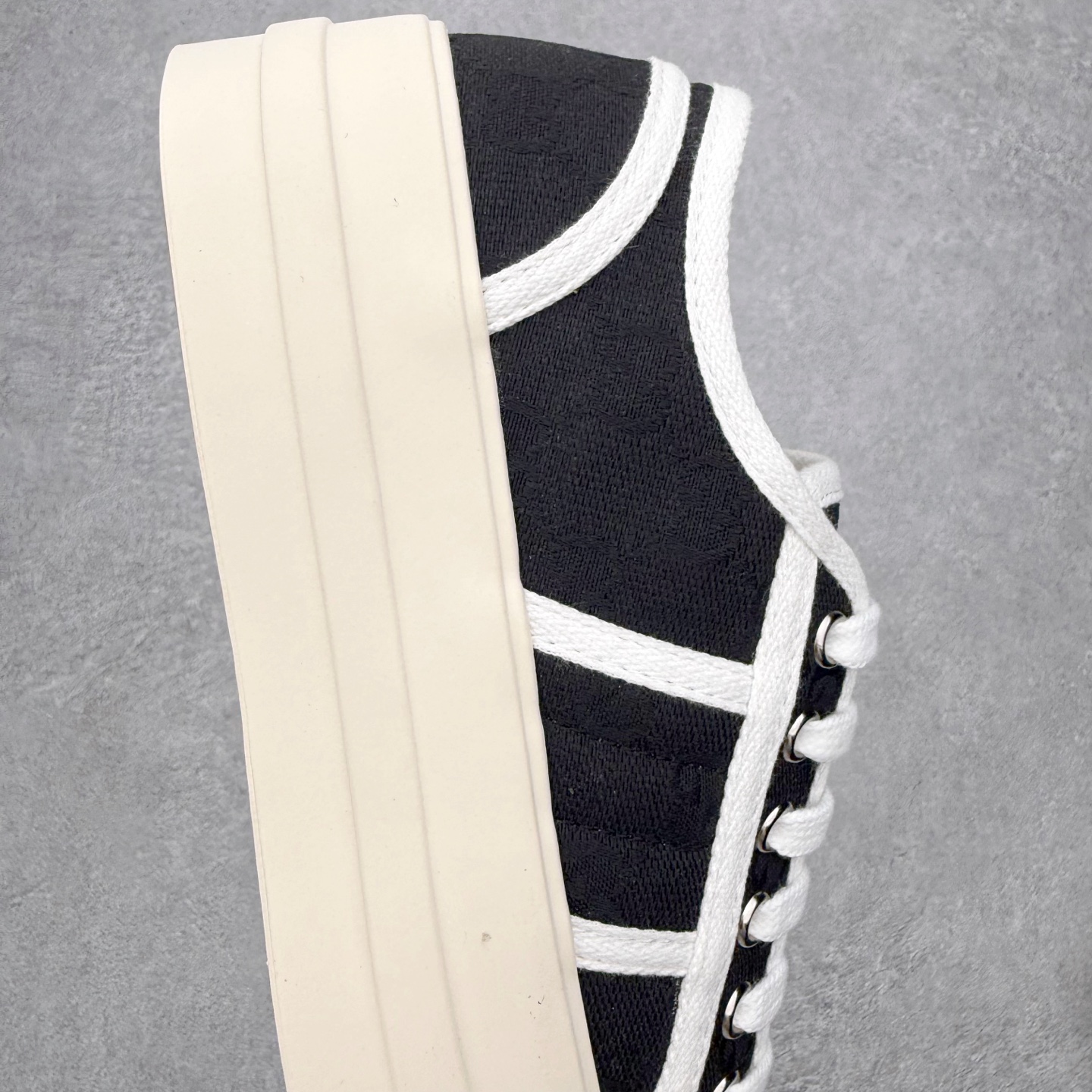 图片[6]-【步履生风 自在如云】Gucci厚底布鞋 引领新风尚 🌟 5cm隐形增高术 悄悄拉长腿部线条，矮个子救星/小个子神器 软弹缓震厚底设计，踩出「踩屎感」舒适 却比老爹鞋轻60%，仿佛赤足踏云而行 🔥 三重新潮基因 🔥 ✅ 非遗千层纳底工艺 128道针脚手工缝制，比普通布鞋耐磨3倍 ✅ 3D立体足弓承托 记忆海绵鞋垫+透气网纱内里，暴走2万步不累脚 ✅ 解构主义新美学 撞色滚边/水墨书法/青花瓷纹样，汉服、牛仔裤皆可配 「让双脚在钢筋森林里，重获老布鞋的温柔」 点击下方小车，解锁你的云端漫步体验 ☁️ 配码：35-40-选品中心