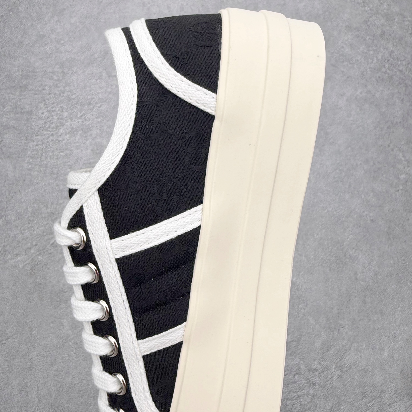 图片[7]-【步履生风 自在如云】Gucci厚底布鞋 引领新风尚 🌟 5cm隐形增高术 悄悄拉长腿部线条，矮个子救星/小个子神器 软弹缓震厚底设计，踩出「踩屎感」舒适 却比老爹鞋轻60%，仿佛赤足踏云而行 🔥 三重新潮基因 🔥 ✅ 非遗千层纳底工艺 128道针脚手工缝制，比普通布鞋耐磨3倍 ✅ 3D立体足弓承托 记忆海绵鞋垫+透气网纱内里，暴走2万步不累脚 ✅ 解构主义新美学 撞色滚边/水墨书法/青花瓷纹样，汉服、牛仔裤皆可配 「让双脚在钢筋森林里，重获老布鞋的温柔」 点击下方小车，解锁你的云端漫步体验 ☁️ 配码：35-40-选品中心