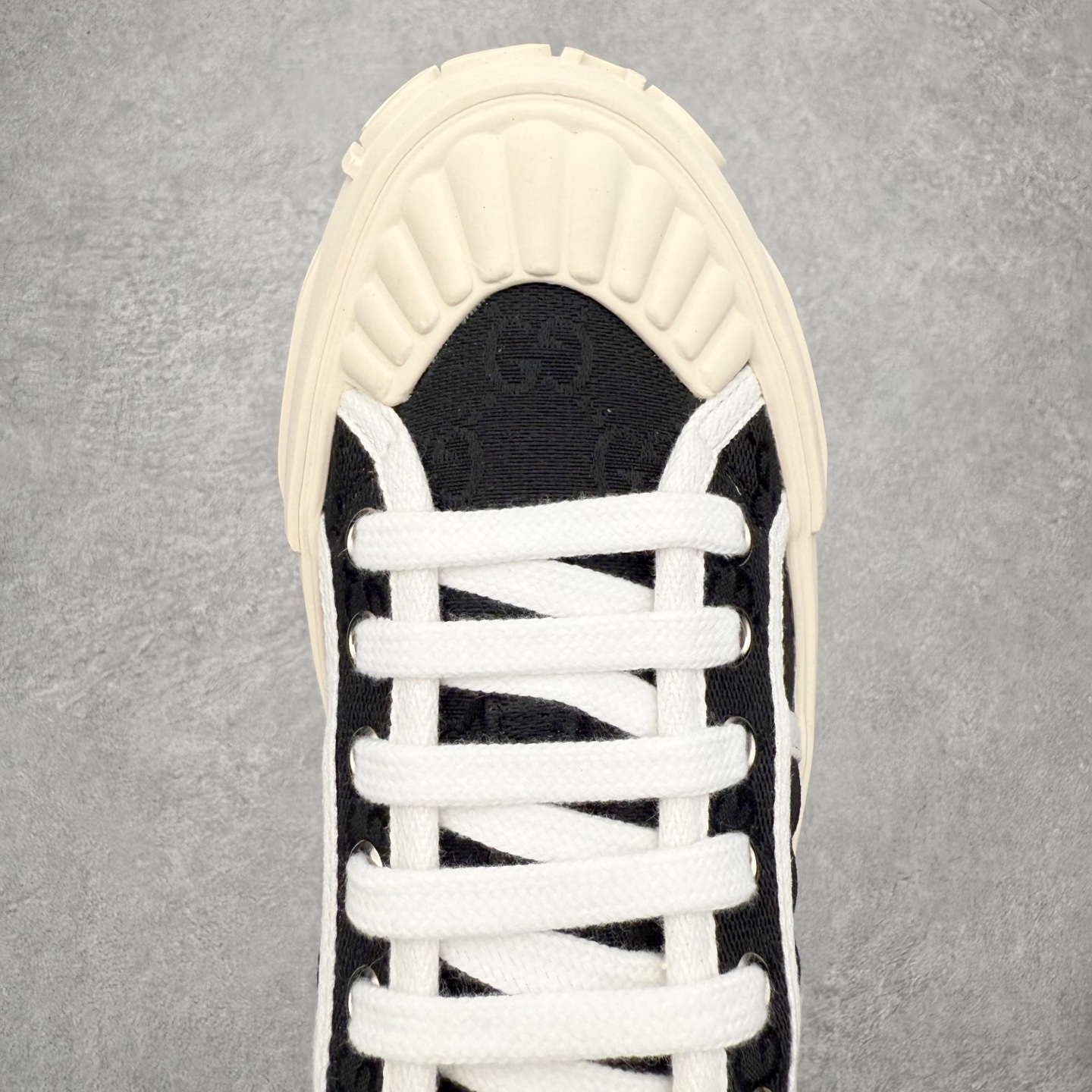 图片[4]-【步履生风 自在如云】Gucci厚底布鞋 引领新风尚 🌟 5cm隐形增高术 悄悄拉长腿部线条，矮个子救星/小个子神器 软弹缓震厚底设计，踩出「踩屎感」舒适 却比老爹鞋轻60%，仿佛赤足踏云而行 🔥 三重新潮基因 🔥 ✅ 非遗千层纳底工艺 128道针脚手工缝制，比普通布鞋耐磨3倍 ✅ 3D立体足弓承托 记忆海绵鞋垫+透气网纱内里，暴走2万步不累脚 ✅ 解构主义新美学 撞色滚边/水墨书法/青花瓷纹样，汉服、牛仔裤皆可配 「让双脚在钢筋森林里，重获老布鞋的温柔」 点击下方小车，解锁你的云端漫步体验 ☁️ 配码：35-40-选品中心