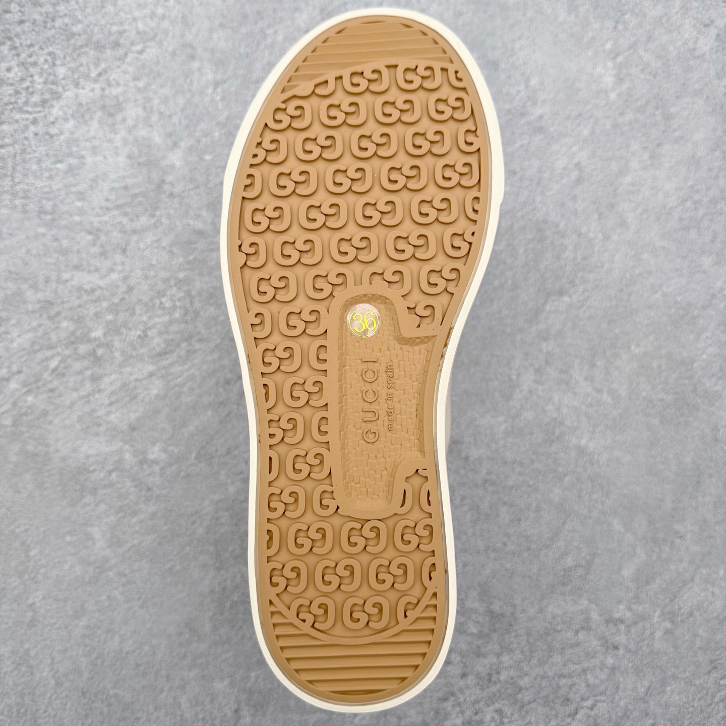 图片[9]-【步履生风 自在如云】Gucci厚底布鞋 引领新风尚 🌟 5cm隐形增高术 悄悄拉长腿部线条，矮个子救星/小个子神器 软弹缓震厚底设计，踩出「踩屎感」舒适 却比老爹鞋轻60%，仿佛赤足踏云而行 🔥 三重新潮基因 🔥 ✅ 非遗千层纳底工艺 128道针脚手工缝制，比普通布鞋耐磨3倍 ✅ 3D立体足弓承托 记忆海绵鞋垫+透气网纱内里，暴走2万步不累脚 ✅ 解构主义新美学 撞色滚边/水墨书法/青花瓷纹样，汉服、牛仔裤皆可配 「让双脚在钢筋森林里，重获老布鞋的温柔」 点击下方小车，解锁你的云端漫步体验 ☁️ 配码：35-40-选品中心