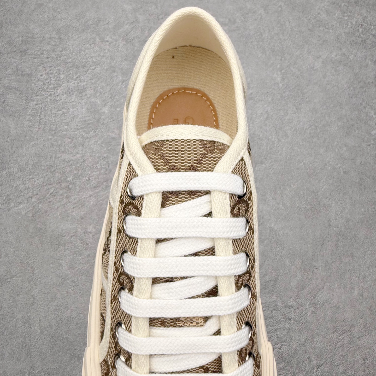 图片[5]-【步履生风 自在如云】Gucci厚底布鞋 引领新风尚 🌟 5cm隐形增高术 悄悄拉长腿部线条，矮个子救星/小个子神器 软弹缓震厚底设计，踩出「踩屎感」舒适 却比老爹鞋轻60%，仿佛赤足踏云而行 🔥 三重新潮基因 🔥 ✅ 非遗千层纳底工艺 128道针脚手工缝制，比普通布鞋耐磨3倍 ✅ 3D立体足弓承托 记忆海绵鞋垫+透气网纱内里，暴走2万步不累脚 ✅ 解构主义新美学 撞色滚边/水墨书法/青花瓷纹样，汉服、牛仔裤皆可配 「让双脚在钢筋森林里，重获老布鞋的温柔」 点击下方小车，解锁你的云端漫步体验 ☁️ 配码：35-40-选品中心