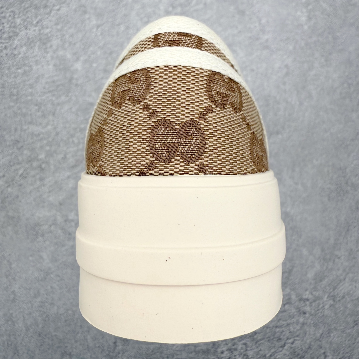 图片[8]-【步履生风 自在如云】Gucci厚底布鞋 引领新风尚 🌟 5cm隐形增高术 悄悄拉长腿部线条，矮个子救星/小个子神器 软弹缓震厚底设计，踩出「踩屎感」舒适 却比老爹鞋轻60%，仿佛赤足踏云而行 🔥 三重新潮基因 🔥 ✅ 非遗千层纳底工艺 128道针脚手工缝制，比普通布鞋耐磨3倍 ✅ 3D立体足弓承托 记忆海绵鞋垫+透气网纱内里，暴走2万步不累脚 ✅ 解构主义新美学 撞色滚边/水墨书法/青花瓷纹样，汉服、牛仔裤皆可配 「让双脚在钢筋森林里，重获老布鞋的温柔」 点击下方小车，解锁你的云端漫步体验 ☁️ 配码：35-40-选品中心