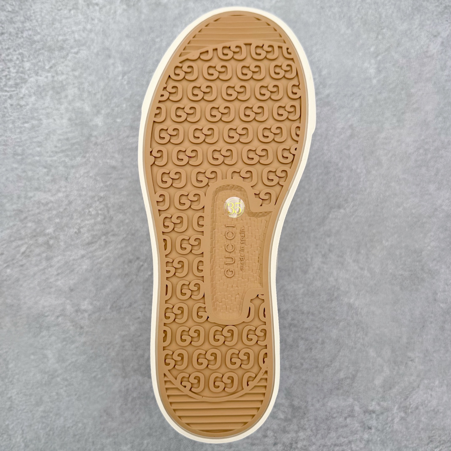 图片[9]-【步履生风 自在如云】Gucci厚底布鞋 引领新风尚 🌟 5cm隐形增高术 悄悄拉长腿部线条，矮个子救星/小个子神器 软弹缓震厚底设计，踩出「踩屎感」舒适 却比老爹鞋轻60%，仿佛赤足踏云而行 🔥 三重新潮基因 🔥 ✅ 非遗千层纳底工艺 128道针脚手工缝制，比普通布鞋耐磨3倍 ✅ 3D立体足弓承托 记忆海绵鞋垫+透气网纱内里，暴走2万步不累脚 ✅ 解构主义新美学 撞色滚边/水墨书法/青花瓷纹样，汉服、牛仔裤皆可配 「让双脚在钢筋森林里，重获老布鞋的温柔」 点击下方小车，解锁你的云端漫步体验 ☁️ 配码：35-40-选品中心