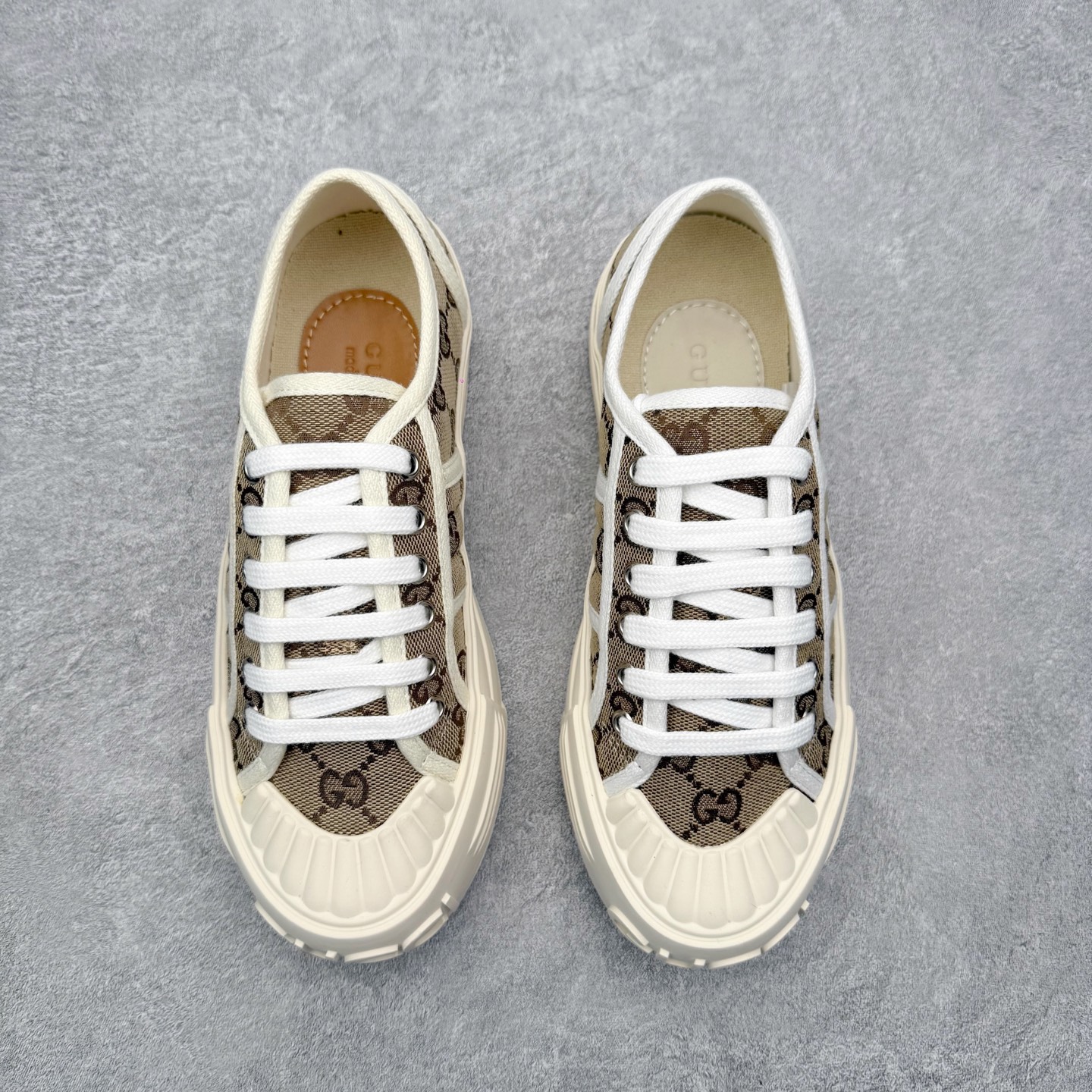 图片[2]-【步履生风 自在如云】Gucci厚底布鞋 引领新风尚 🌟 5cm隐形增高术 悄悄拉长腿部线条，矮个子救星/小个子神器 软弹缓震厚底设计，踩出「踩屎感」舒适 却比老爹鞋轻60%，仿佛赤足踏云而行 🔥 三重新潮基因 🔥 ✅ 非遗千层纳底工艺 128道针脚手工缝制，比普通布鞋耐磨3倍 ✅ 3D立体足弓承托 记忆海绵鞋垫+透气网纱内里，暴走2万步不累脚 ✅ 解构主义新美学 撞色滚边/水墨书法/青花瓷纹样，汉服、牛仔裤皆可配 「让双脚在钢筋森林里，重获老布鞋的温柔」 点击下方小车，解锁你的云端漫步体验 ☁️ 配码：35-40-选品中心