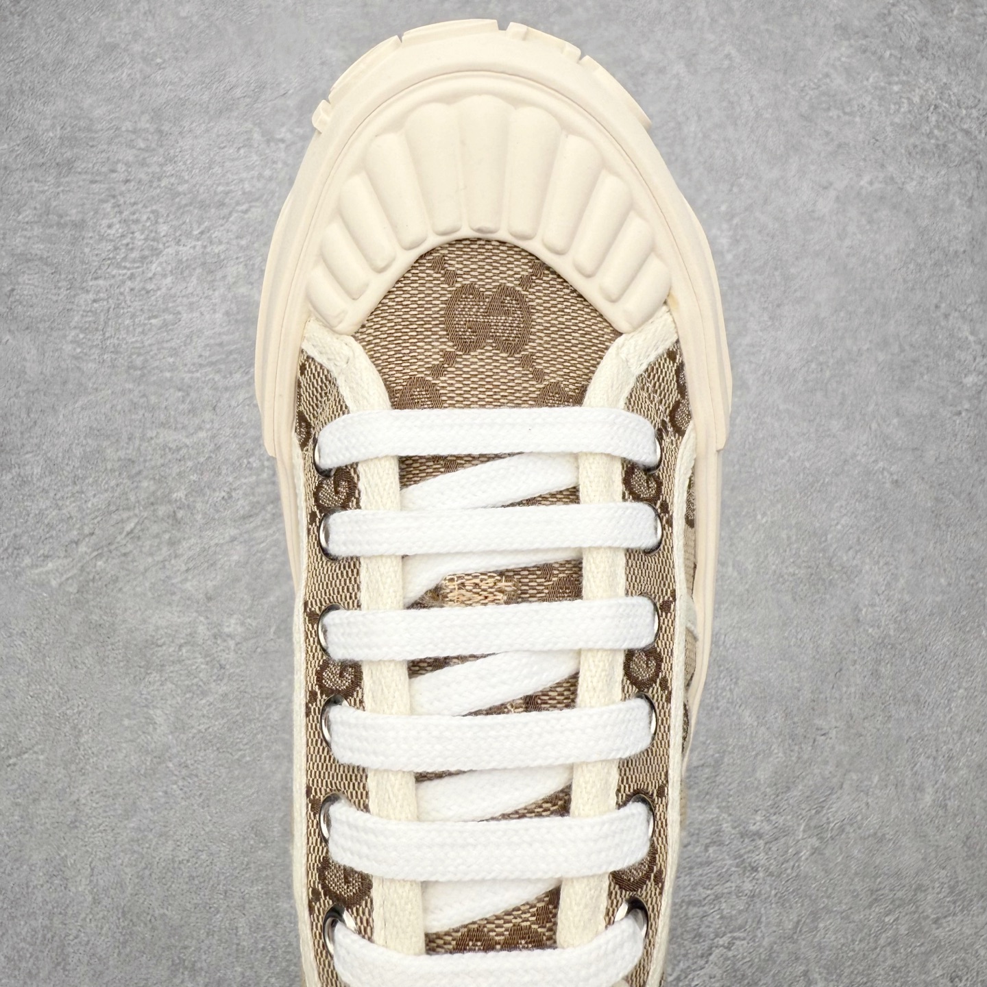 图片[4]-【步履生风 自在如云】Gucci厚底布鞋 引领新风尚 🌟 5cm隐形增高术 悄悄拉长腿部线条，矮个子救星/小个子神器 软弹缓震厚底设计，踩出「踩屎感」舒适 却比老爹鞋轻60%，仿佛赤足踏云而行 🔥 三重新潮基因 🔥 ✅ 非遗千层纳底工艺 128道针脚手工缝制，比普通布鞋耐磨3倍 ✅ 3D立体足弓承托 记忆海绵鞋垫+透气网纱内里，暴走2万步不累脚 ✅ 解构主义新美学 撞色滚边/水墨书法/青花瓷纹样，汉服、牛仔裤皆可配 「让双脚在钢筋森林里，重获老布鞋的温柔」 点击下方小车，解锁你的云端漫步体验 ☁️ 配码：35-40-选品中心