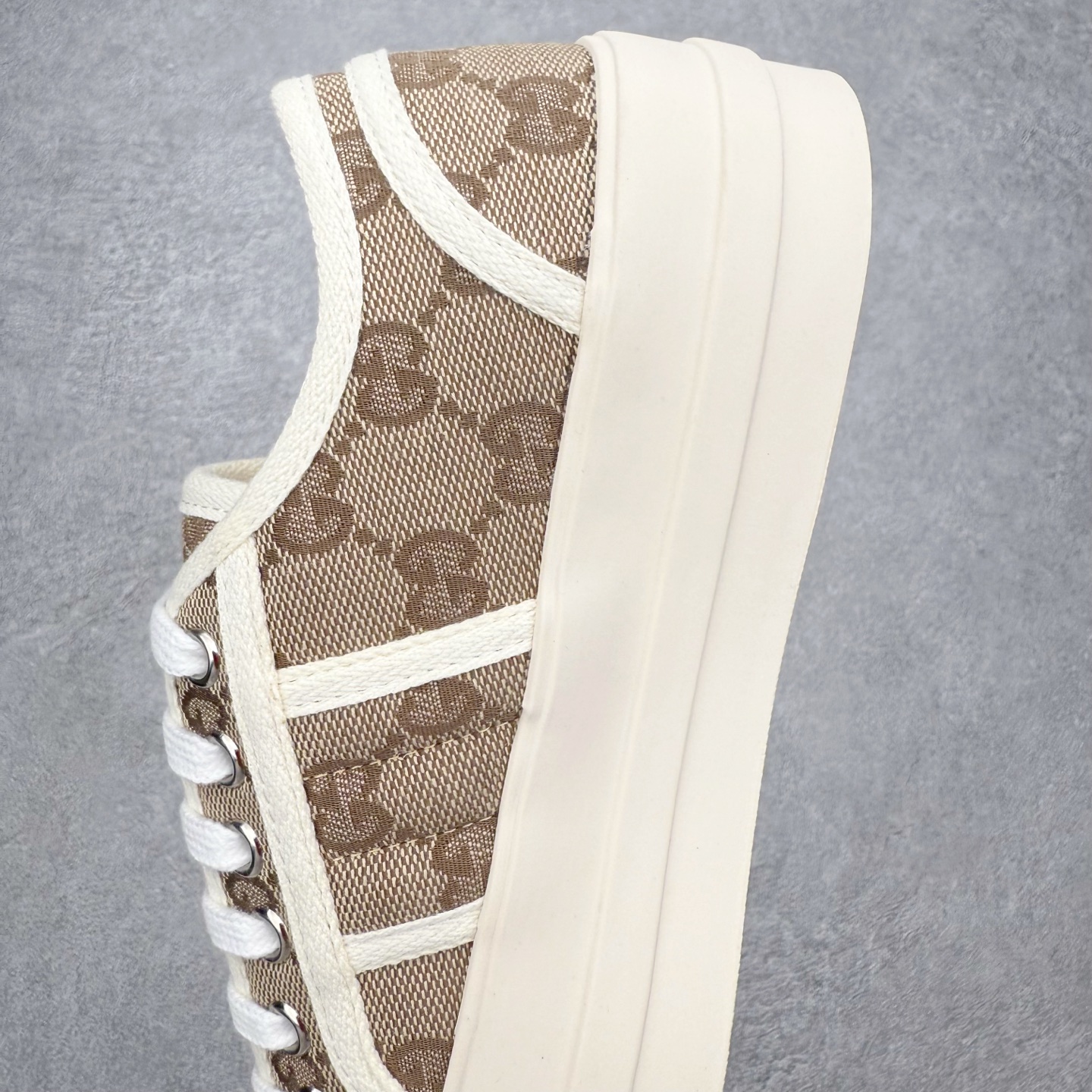 图片[7]-【步履生风 自在如云】Gucci厚底布鞋 引领新风尚 🌟 5cm隐形增高术 悄悄拉长腿部线条，矮个子救星/小个子神器 软弹缓震厚底设计，踩出「踩屎感」舒适 却比老爹鞋轻60%，仿佛赤足踏云而行 🔥 三重新潮基因 🔥 ✅ 非遗千层纳底工艺 128道针脚手工缝制，比普通布鞋耐磨3倍 ✅ 3D立体足弓承托 记忆海绵鞋垫+透气网纱内里，暴走2万步不累脚 ✅ 解构主义新美学 撞色滚边/水墨书法/青花瓷纹样，汉服、牛仔裤皆可配 「让双脚在钢筋森林里，重获老布鞋的温柔」 点击下方小车，解锁你的云端漫步体验 ☁️ 配码：35-40-选品中心