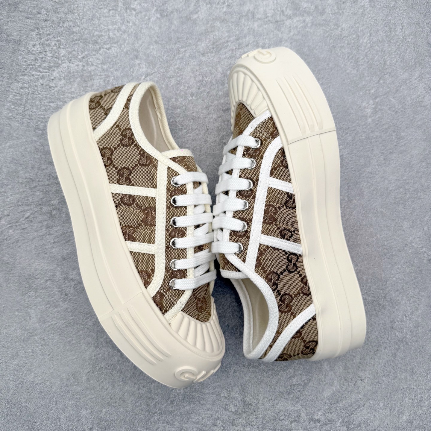 图片[3]-【步履生风 自在如云】Gucci厚底布鞋 引领新风尚 🌟 5cm隐形增高术 悄悄拉长腿部线条，矮个子救星/小个子神器 软弹缓震厚底设计，踩出「踩屎感」舒适 却比老爹鞋轻60%，仿佛赤足踏云而行 🔥 三重新潮基因 🔥 ✅ 非遗千层纳底工艺 128道针脚手工缝制，比普通布鞋耐磨3倍 ✅ 3D立体足弓承托 记忆海绵鞋垫+透气网纱内里，暴走2万步不累脚 ✅ 解构主义新美学 撞色滚边/水墨书法/青花瓷纹样，汉服、牛仔裤皆可配 「让双脚在钢筋森林里，重获老布鞋的温柔」 点击下方小车，解锁你的云端漫步体验 ☁️ 配码：35-40-选品中心