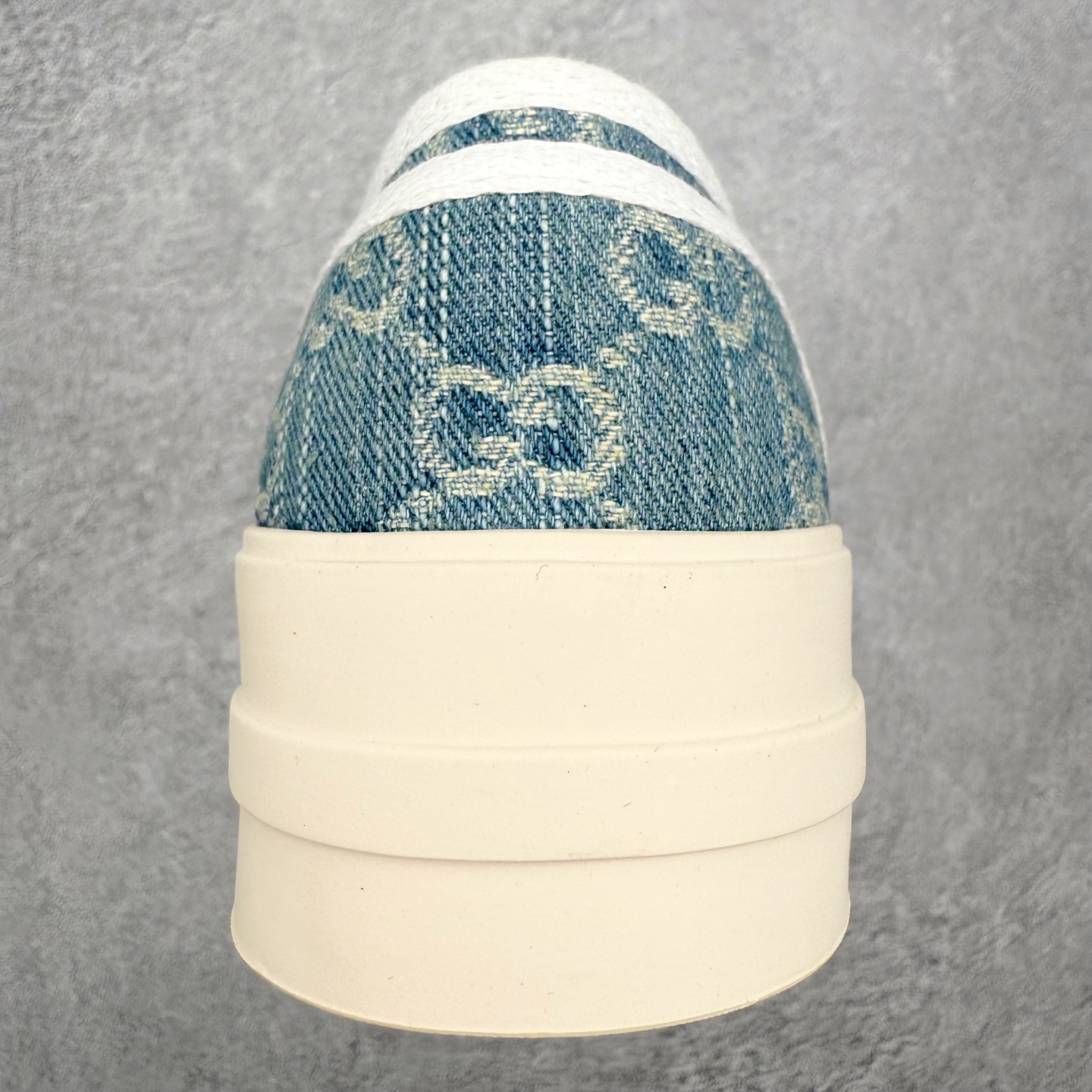 图片[8]-【步履生风 自在如云】Gucci厚底布鞋 引领新风尚 🌟 5cm隐形增高术 悄悄拉长腿部线条，矮个子救星/小个子神器 软弹缓震厚底设计，踩出「踩屎感」舒适 却比老爹鞋轻60%，仿佛赤足踏云而行 🔥 三重新潮基因 🔥 ✅ 非遗千层纳底工艺 128道针脚手工缝制，比普通布鞋耐磨3倍 ✅ 3D立体足弓承托 记忆海绵鞋垫+透气网纱内里，暴走2万步不累脚 ✅ 解构主义新美学 撞色滚边/水墨书法/青花瓷纹样，汉服、牛仔裤皆可配 「让双脚在钢筋森林里，重获老布鞋的温柔」 点击下方小车，解锁你的云端漫步体验 ☁️ 配码：35-40-选品中心