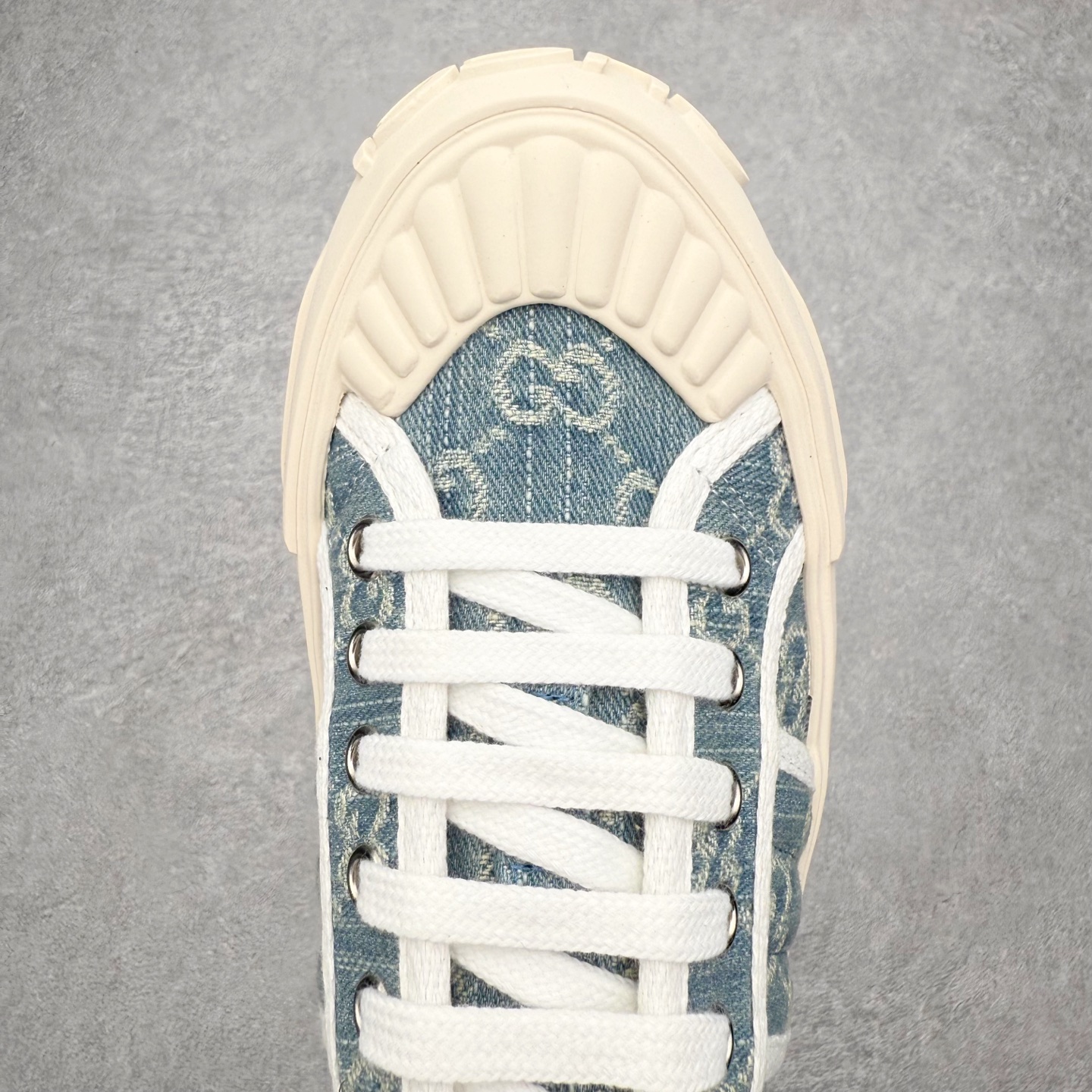 图片[4]-【步履生风 自在如云】Gucci厚底布鞋 引领新风尚 🌟 5cm隐形增高术 悄悄拉长腿部线条，矮个子救星/小个子神器 软弹缓震厚底设计，踩出「踩屎感」舒适 却比老爹鞋轻60%，仿佛赤足踏云而行 🔥 三重新潮基因 🔥 ✅ 非遗千层纳底工艺 128道针脚手工缝制，比普通布鞋耐磨3倍 ✅ 3D立体足弓承托 记忆海绵鞋垫+透气网纱内里，暴走2万步不累脚 ✅ 解构主义新美学 撞色滚边/水墨书法/青花瓷纹样，汉服、牛仔裤皆可配 「让双脚在钢筋森林里，重获老布鞋的温柔」 点击下方小车，解锁你的云端漫步体验 ☁️ 配码：35-40-选品中心