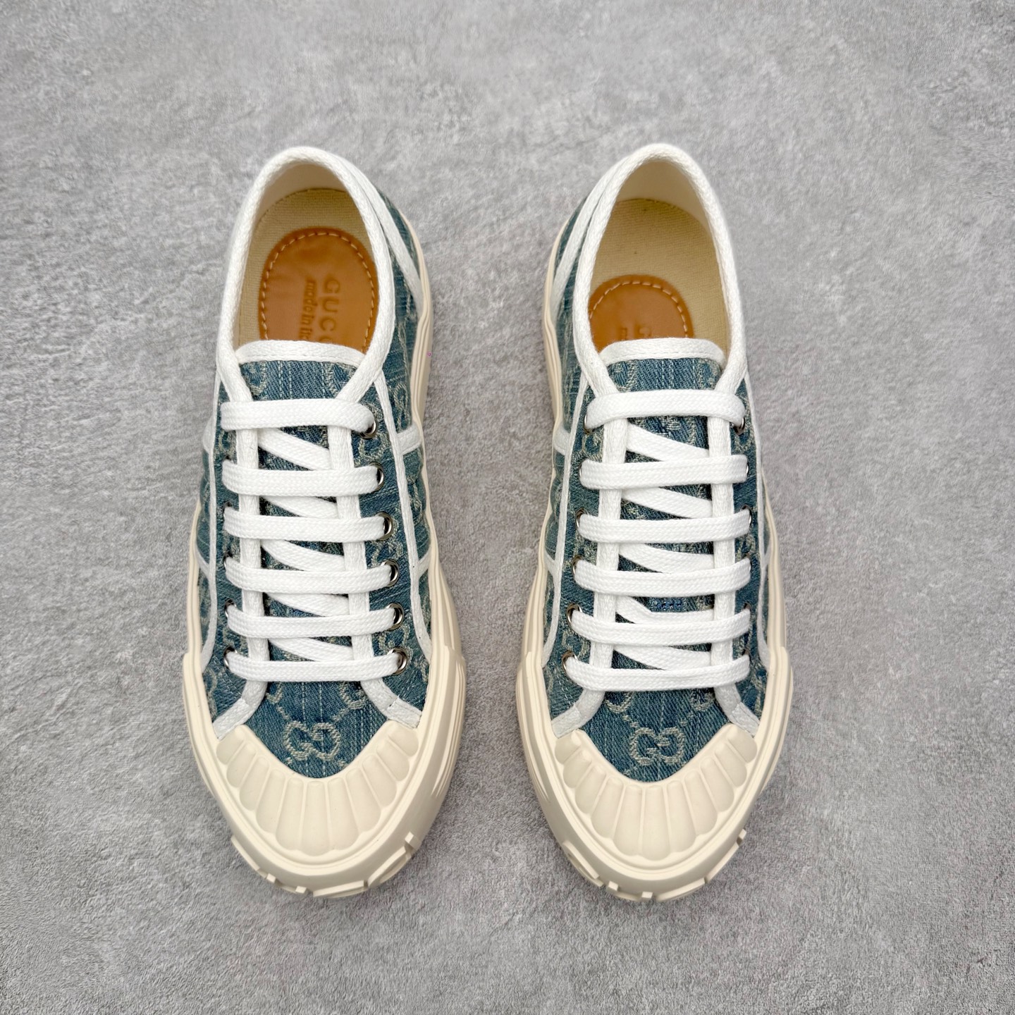 图片[2]-【步履生风 自在如云】Gucci厚底布鞋 引领新风尚 🌟 5cm隐形增高术 悄悄拉长腿部线条，矮个子救星/小个子神器 软弹缓震厚底设计，踩出「踩屎感」舒适 却比老爹鞋轻60%，仿佛赤足踏云而行 🔥 三重新潮基因 🔥 ✅ 非遗千层纳底工艺 128道针脚手工缝制，比普通布鞋耐磨3倍 ✅ 3D立体足弓承托 记忆海绵鞋垫+透气网纱内里，暴走2万步不累脚 ✅ 解构主义新美学 撞色滚边/水墨书法/青花瓷纹样，汉服、牛仔裤皆可配 「让双脚在钢筋森林里，重获老布鞋的温柔」 点击下方小车，解锁你的云端漫步体验 ☁️ 配码：35-40-选品中心