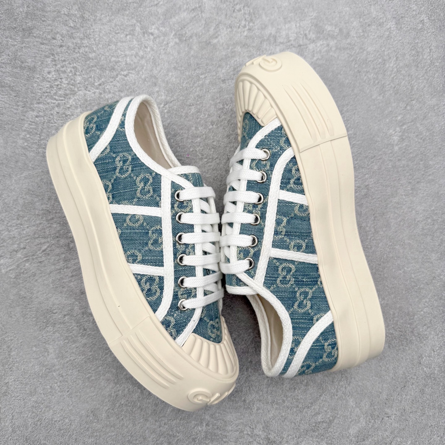 图片[3]-【步履生风 自在如云】Gucci厚底布鞋 引领新风尚 🌟 5cm隐形增高术 悄悄拉长腿部线条，矮个子救星/小个子神器 软弹缓震厚底设计，踩出「踩屎感」舒适 却比老爹鞋轻60%，仿佛赤足踏云而行 🔥 三重新潮基因 🔥 ✅ 非遗千层纳底工艺 128道针脚手工缝制，比普通布鞋耐磨3倍 ✅ 3D立体足弓承托 记忆海绵鞋垫+透气网纱内里，暴走2万步不累脚 ✅ 解构主义新美学 撞色滚边/水墨书法/青花瓷纹样，汉服、牛仔裤皆可配 「让双脚在钢筋森林里，重获老布鞋的温柔」 点击下方小车，解锁你的云端漫步体验 ☁️ 配码：35-40-选品中心