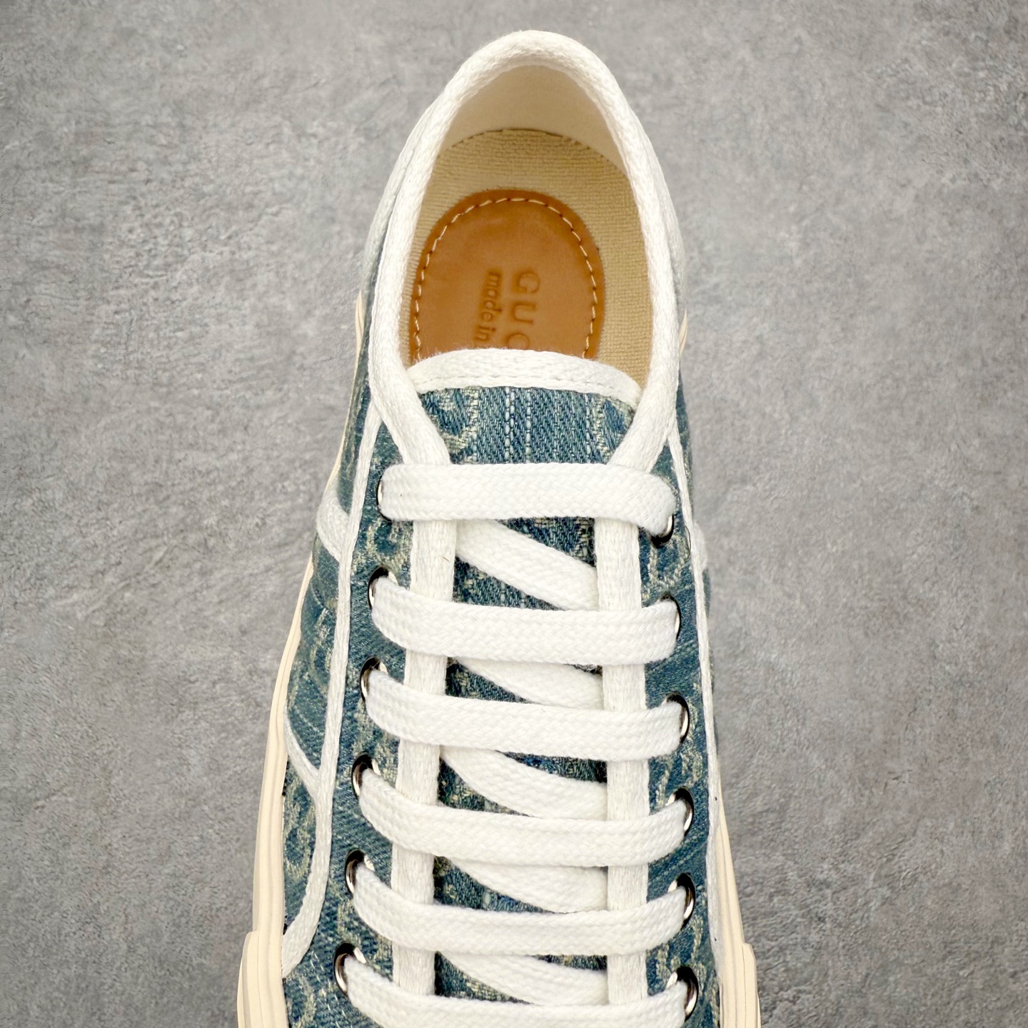 图片[5]-【步履生风 自在如云】Gucci厚底布鞋 引领新风尚 🌟 5cm隐形增高术 悄悄拉长腿部线条，矮个子救星/小个子神器 软弹缓震厚底设计，踩出「踩屎感」舒适 却比老爹鞋轻60%，仿佛赤足踏云而行 🔥 三重新潮基因 🔥 ✅ 非遗千层纳底工艺 128道针脚手工缝制，比普通布鞋耐磨3倍 ✅ 3D立体足弓承托 记忆海绵鞋垫+透气网纱内里，暴走2万步不累脚 ✅ 解构主义新美学 撞色滚边/水墨书法/青花瓷纹样，汉服、牛仔裤皆可配 「让双脚在钢筋森林里，重获老布鞋的温柔」 点击下方小车，解锁你的云端漫步体验 ☁️ 配码：35-40-选品中心