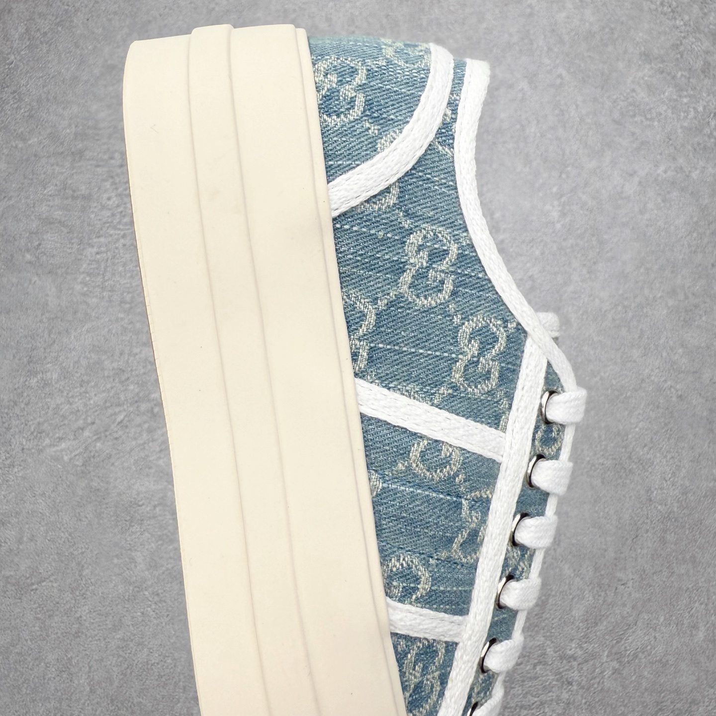 图片[6]-【步履生风 自在如云】Gucci厚底布鞋 引领新风尚 🌟 5cm隐形增高术 悄悄拉长腿部线条，矮个子救星/小个子神器 软弹缓震厚底设计，踩出「踩屎感」舒适 却比老爹鞋轻60%，仿佛赤足踏云而行 🔥 三重新潮基因 🔥 ✅ 非遗千层纳底工艺 128道针脚手工缝制，比普通布鞋耐磨3倍 ✅ 3D立体足弓承托 记忆海绵鞋垫+透气网纱内里，暴走2万步不累脚 ✅ 解构主义新美学 撞色滚边/水墨书法/青花瓷纹样，汉服、牛仔裤皆可配 「让双脚在钢筋森林里，重获老布鞋的温柔」 点击下方小车，解锁你的云端漫步体验 ☁️ 配码：35-40-选品中心