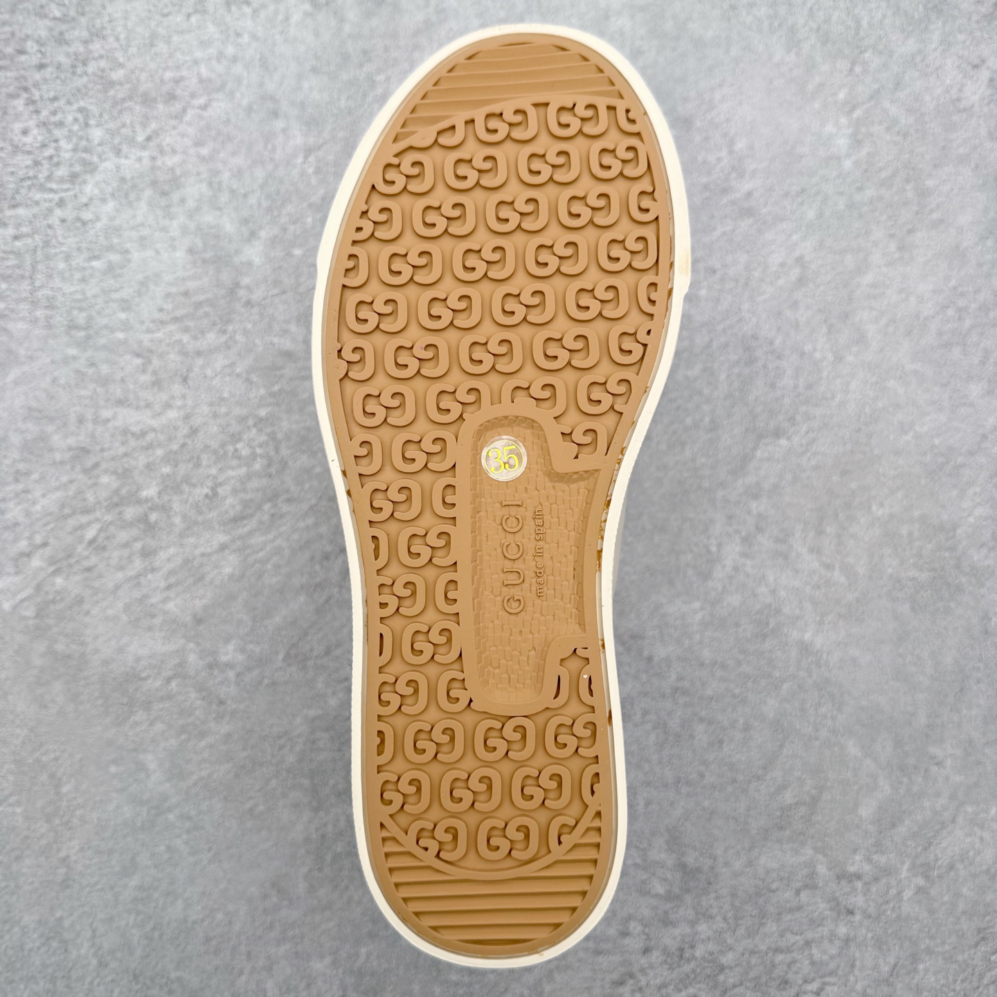 图片[9]-【步履生风 自在如云】Gucci厚底布鞋 引领新风尚 🌟 5cm隐形增高术 悄悄拉长腿部线条，矮个子救星/小个子神器 软弹缓震厚底设计，踩出「踩屎感」舒适 却比老爹鞋轻60%，仿佛赤足踏云而行 🔥 三重新潮基因 🔥 ✅ 非遗千层纳底工艺 128道针脚手工缝制，比普通布鞋耐磨3倍 ✅ 3D立体足弓承托 记忆海绵鞋垫+透气网纱内里，暴走2万步不累脚 ✅ 解构主义新美学 撞色滚边/水墨书法/青花瓷纹样，汉服、牛仔裤皆可配 「让双脚在钢筋森林里，重获老布鞋的温柔」 点击下方小车，解锁你的云端漫步体验 ☁️ 配码：35-40-选品中心