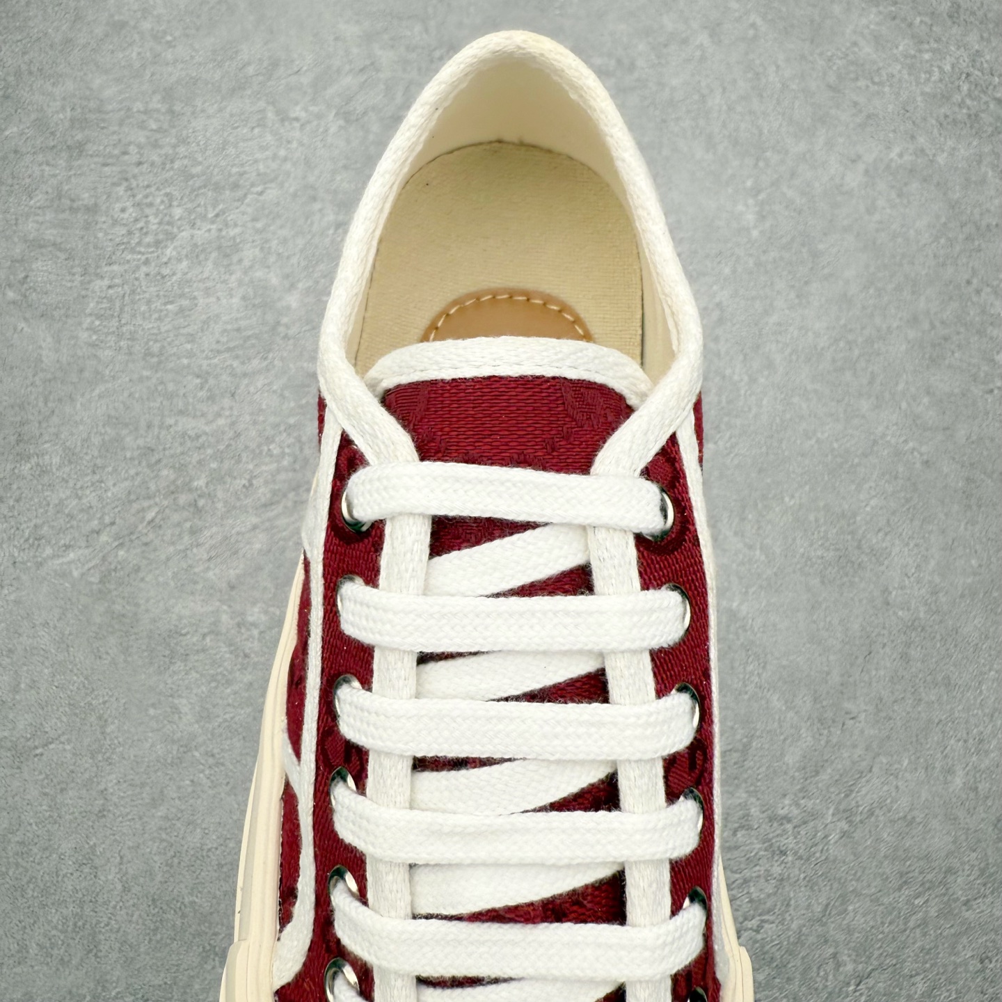 图片[5]-【步履生风 自在如云】Gucci厚底布鞋 引领新风尚 🌟 5cm隐形增高术 悄悄拉长腿部线条，矮个子救星/小个子神器 软弹缓震厚底设计，踩出「踩屎感」舒适 却比老爹鞋轻60%，仿佛赤足踏云而行 🔥 三重新潮基因 🔥 ✅ 非遗千层纳底工艺 128道针脚手工缝制，比普通布鞋耐磨3倍 ✅ 3D立体足弓承托 记忆海绵鞋垫+透气网纱内里，暴走2万步不累脚 ✅ 解构主义新美学 撞色滚边/水墨书法/青花瓷纹样，汉服、牛仔裤皆可配 「让双脚在钢筋森林里，重获老布鞋的温柔」 点击下方小车，解锁你的云端漫步体验 ☁️ 配码：35-40-选品中心