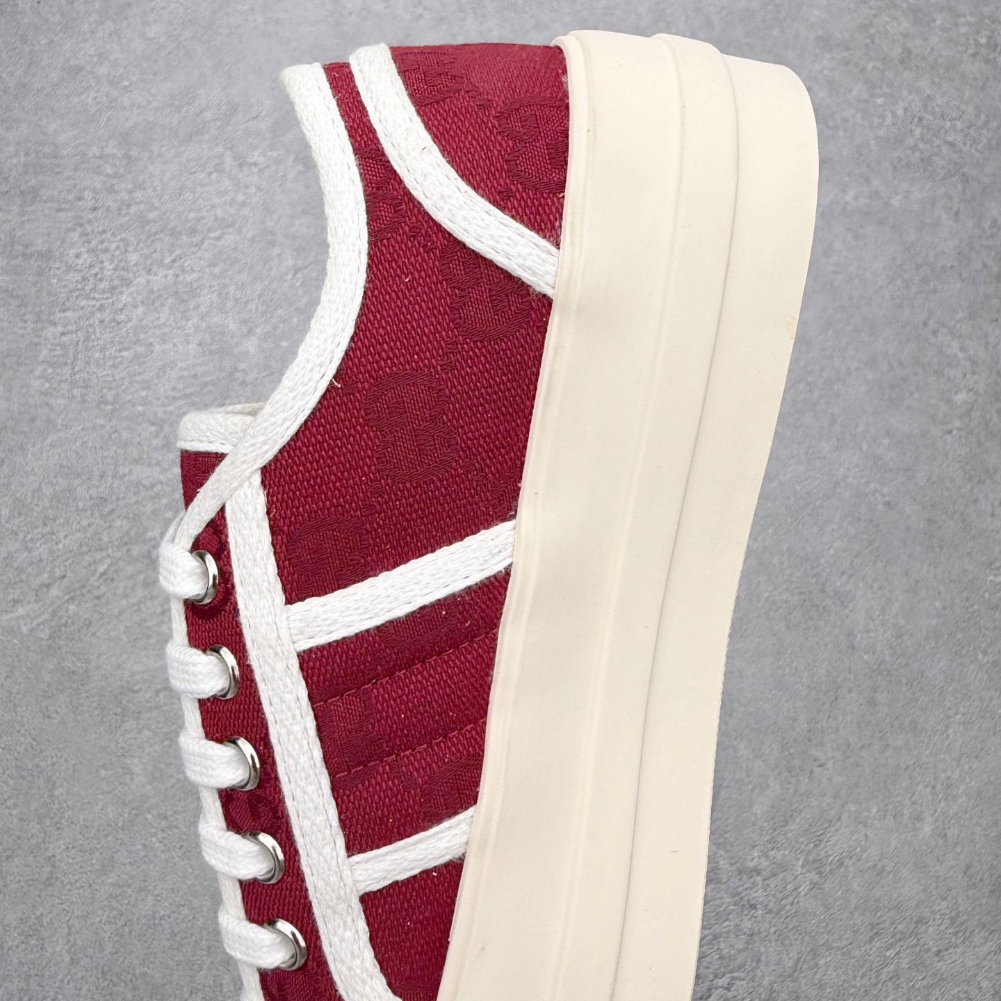 图片[7]-【步履生风 自在如云】Gucci厚底布鞋 引领新风尚 🌟 5cm隐形增高术 悄悄拉长腿部线条，矮个子救星/小个子神器 软弹缓震厚底设计，踩出「踩屎感」舒适 却比老爹鞋轻60%，仿佛赤足踏云而行 🔥 三重新潮基因 🔥 ✅ 非遗千层纳底工艺 128道针脚手工缝制，比普通布鞋耐磨3倍 ✅ 3D立体足弓承托 记忆海绵鞋垫+透气网纱内里，暴走2万步不累脚 ✅ 解构主义新美学 撞色滚边/水墨书法/青花瓷纹样，汉服、牛仔裤皆可配 「让双脚在钢筋森林里，重获老布鞋的温柔」 点击下方小车，解锁你的云端漫步体验 ☁️ 配码：35-40-选品中心