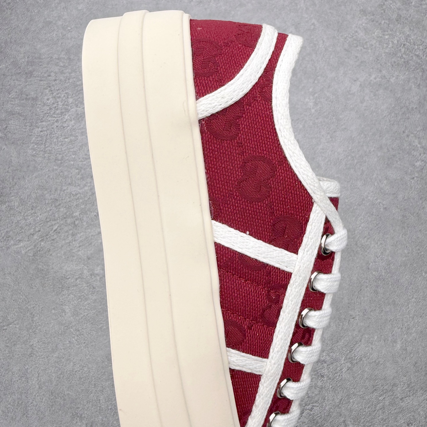 图片[6]-【步履生风 自在如云】Gucci厚底布鞋 引领新风尚 🌟 5cm隐形增高术 悄悄拉长腿部线条，矮个子救星/小个子神器 软弹缓震厚底设计，踩出「踩屎感」舒适 却比老爹鞋轻60%，仿佛赤足踏云而行 🔥 三重新潮基因 🔥 ✅ 非遗千层纳底工艺 128道针脚手工缝制，比普通布鞋耐磨3倍 ✅ 3D立体足弓承托 记忆海绵鞋垫+透气网纱内里，暴走2万步不累脚 ✅ 解构主义新美学 撞色滚边/水墨书法/青花瓷纹样，汉服、牛仔裤皆可配 「让双脚在钢筋森林里，重获老布鞋的温柔」 点击下方小车，解锁你的云端漫步体验 ☁️ 配码：35-40-选品中心